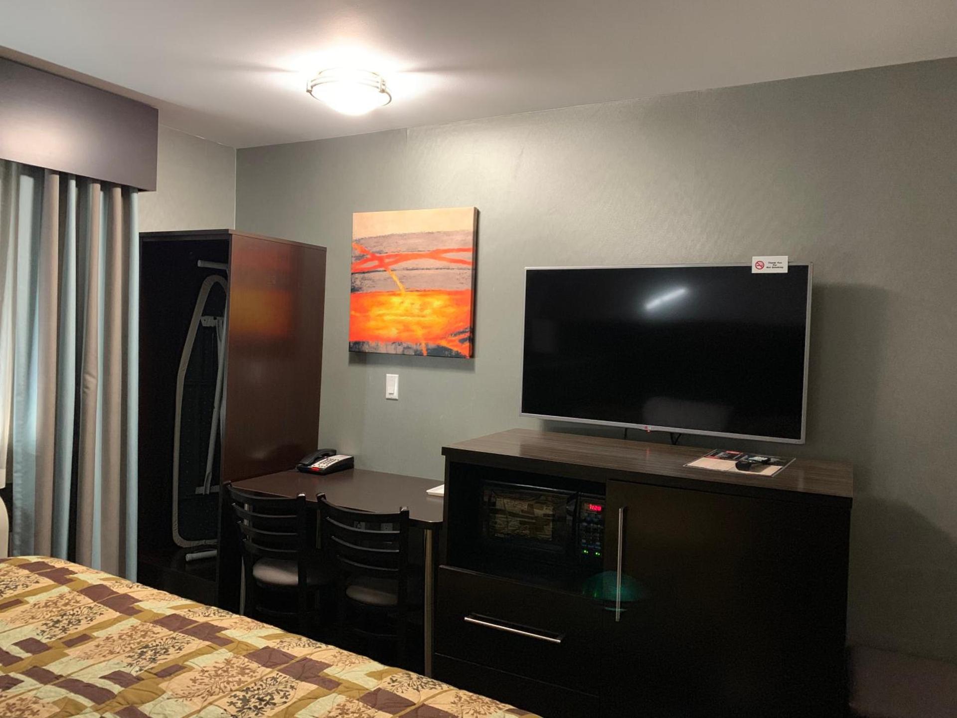 Red Carpet Inn Elmwood photo 17