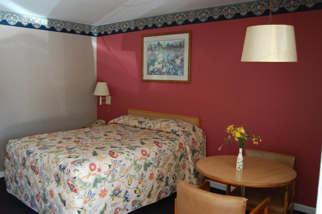 Colony Motel photo 9