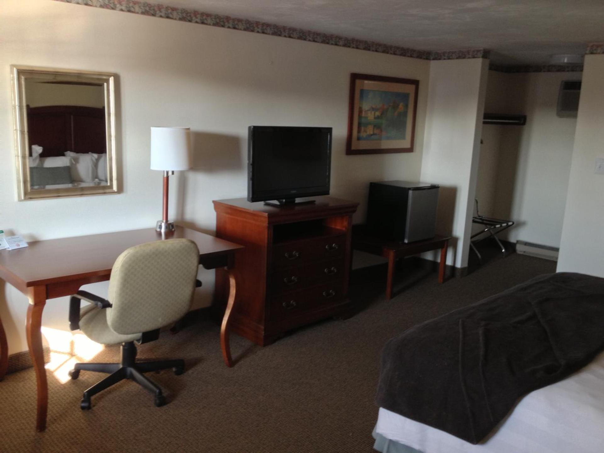 Holiday Hill Inn & Suites photo 37
