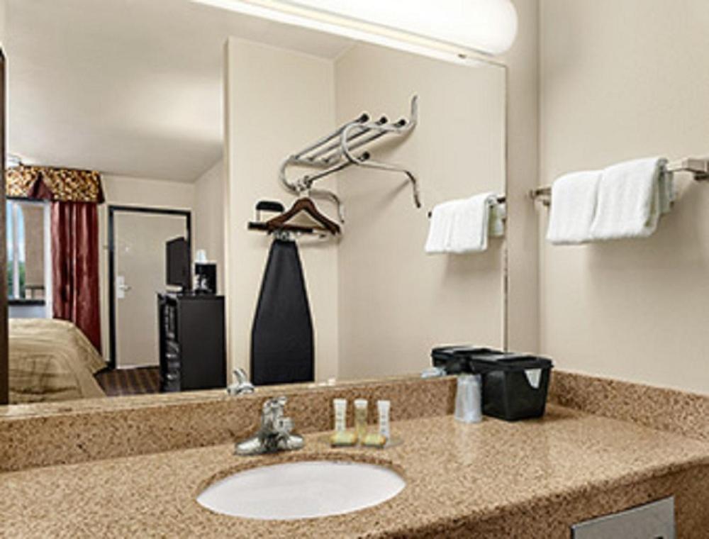 Super 8 by Wyndham Fort Worth TX photo 32