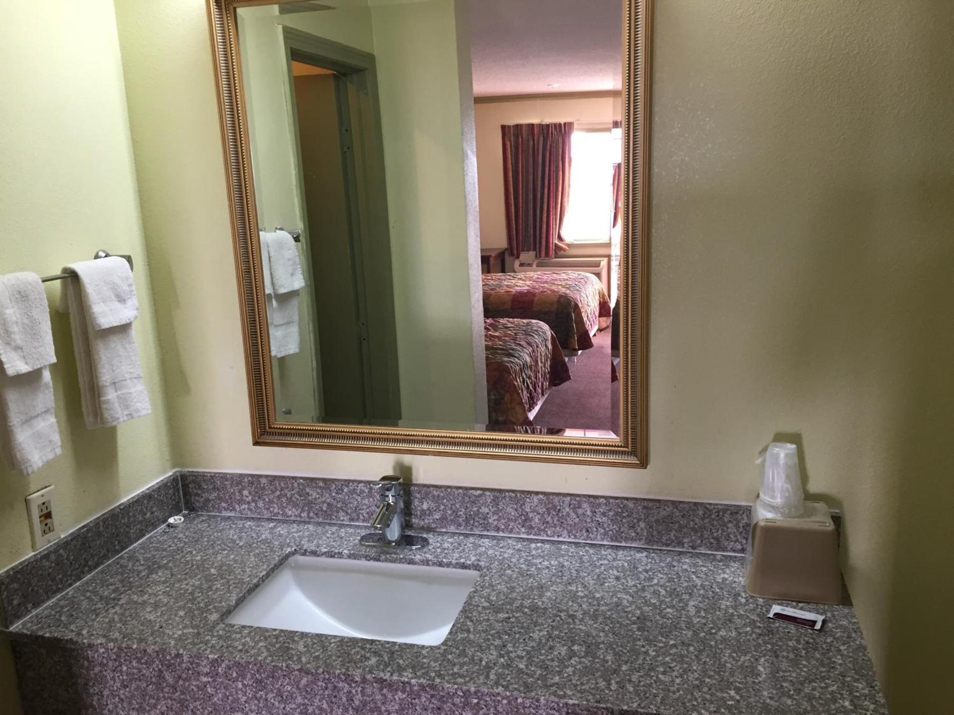 Victorian Inn Midland photo 4