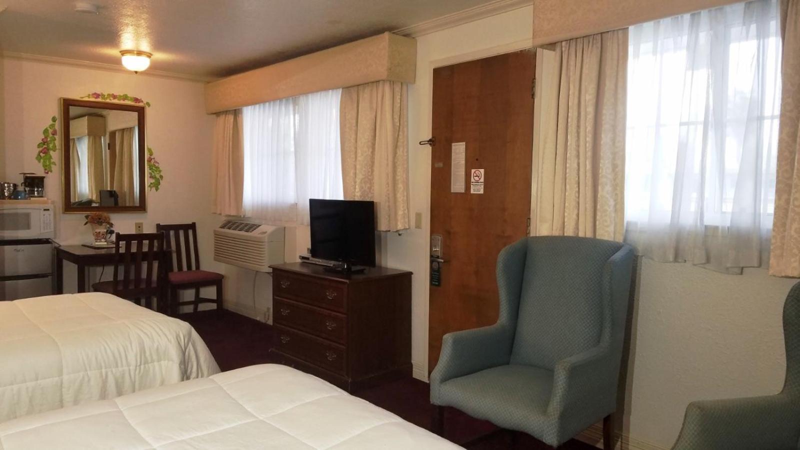 Stanford Motor Inn photo 11