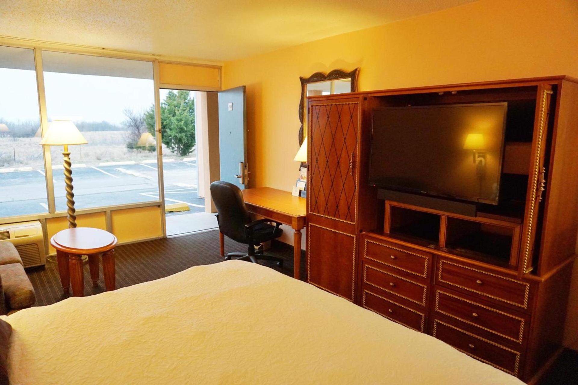 Castle inn & suites by OYO Lawton photo 2