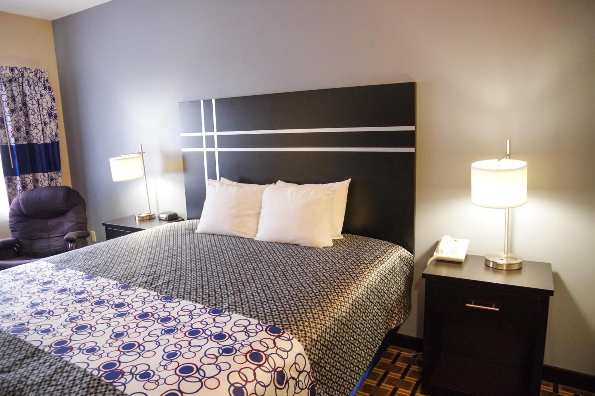 DUTCH INN AND SUITES photo 9