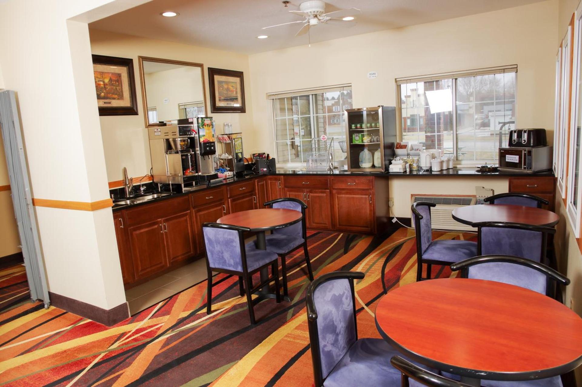 DUTCH INN AND SUITES photo 8