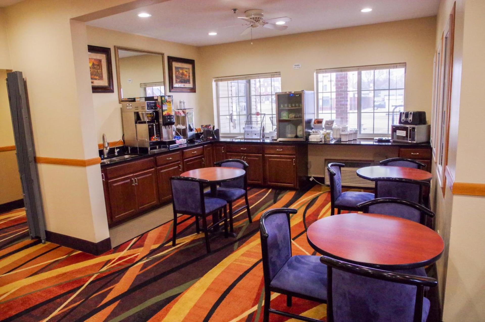 DUTCH INN AND SUITES photo 7