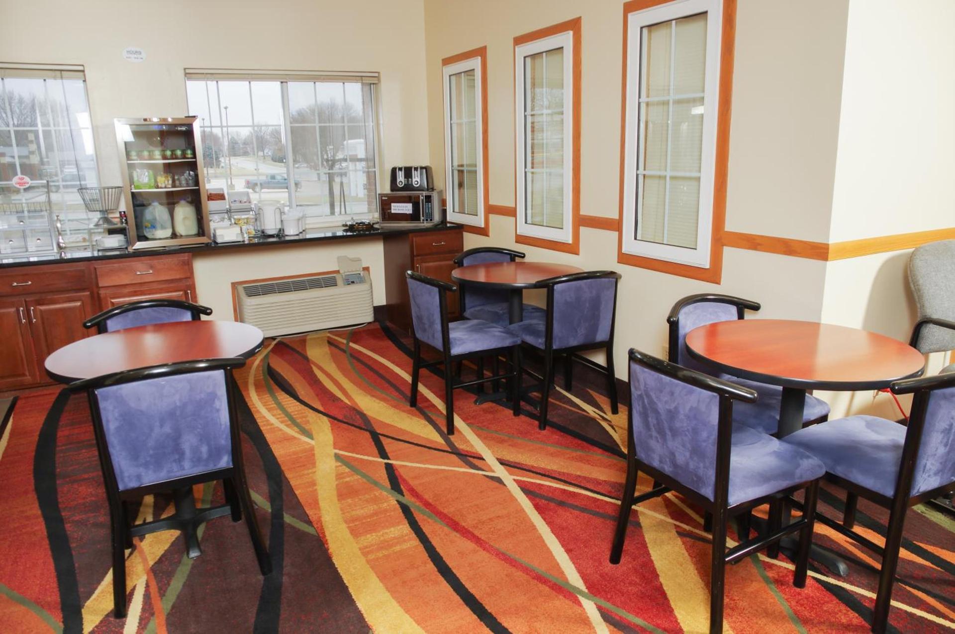 DUTCH INN AND SUITES photo 6