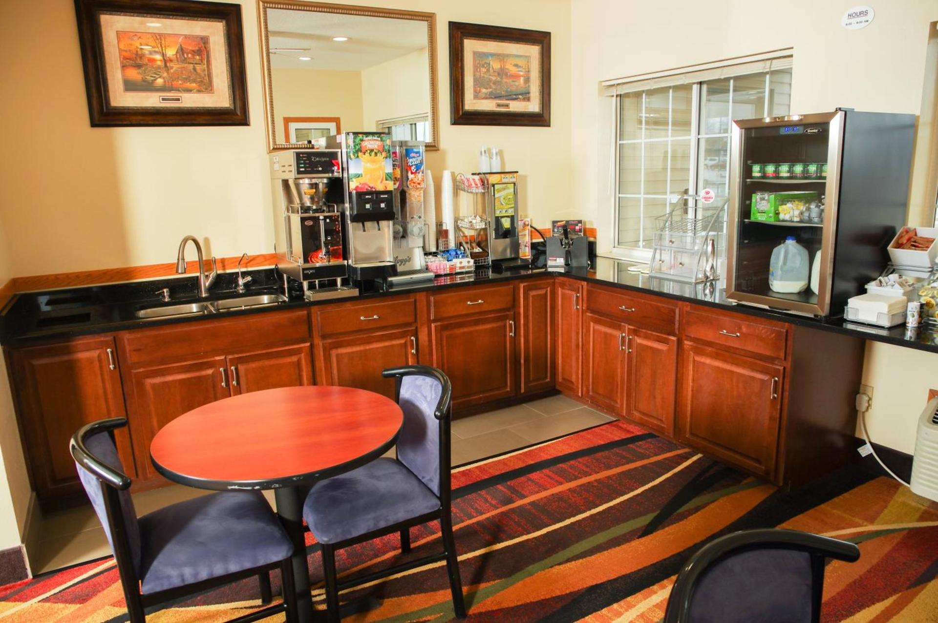 DUTCH INN AND SUITES photo 5