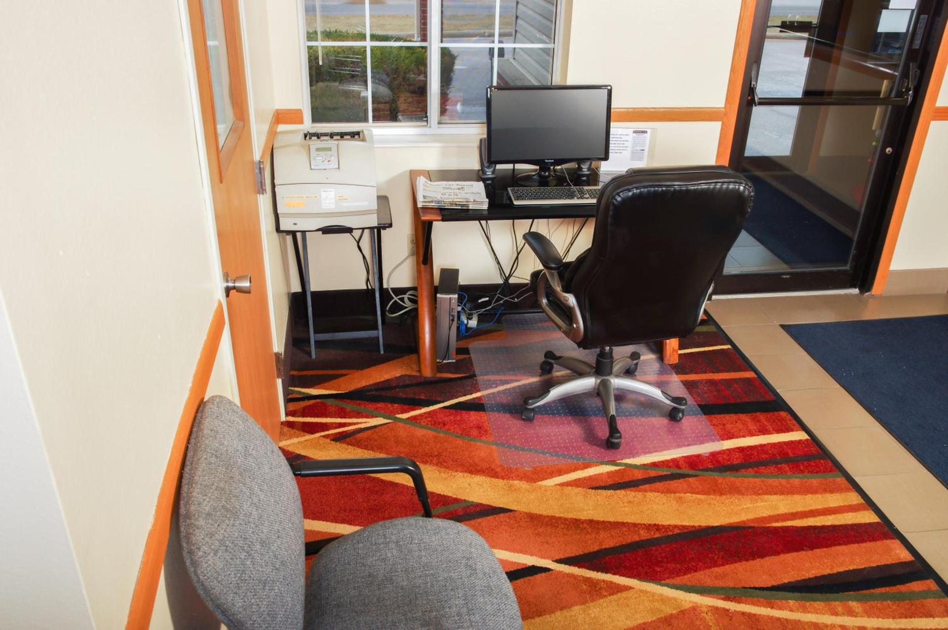 DUTCH INN AND SUITES photo 2