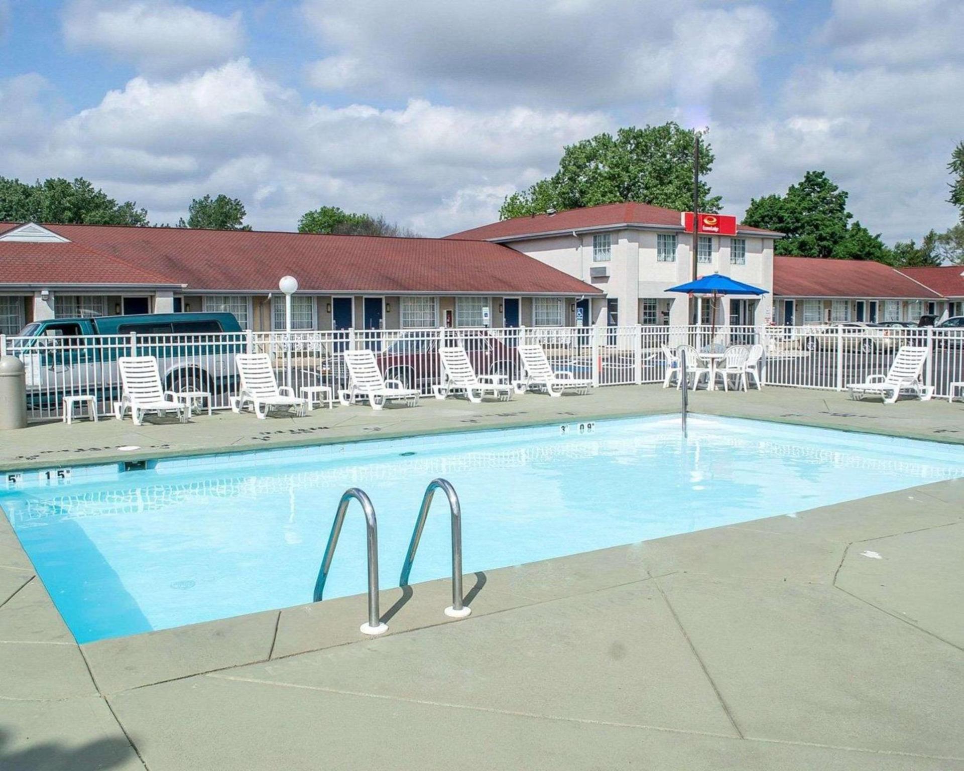Econo Lodge Inn & Suites Sandusky South photo 2
