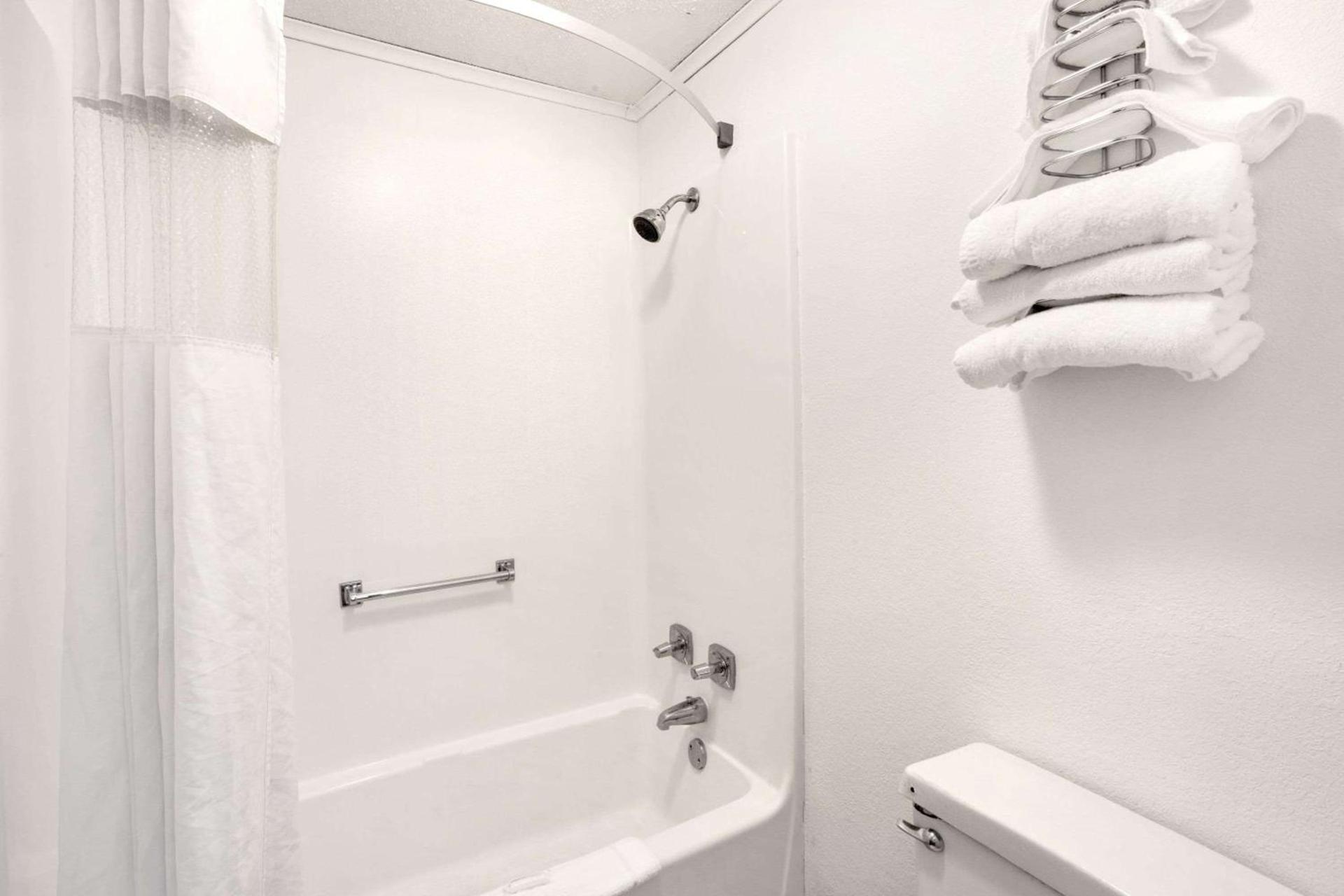 Howard Johnson by Wyndham Wilmington photo 10