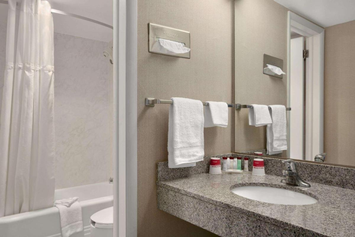 Ramada by Wyndham Washington photo 9