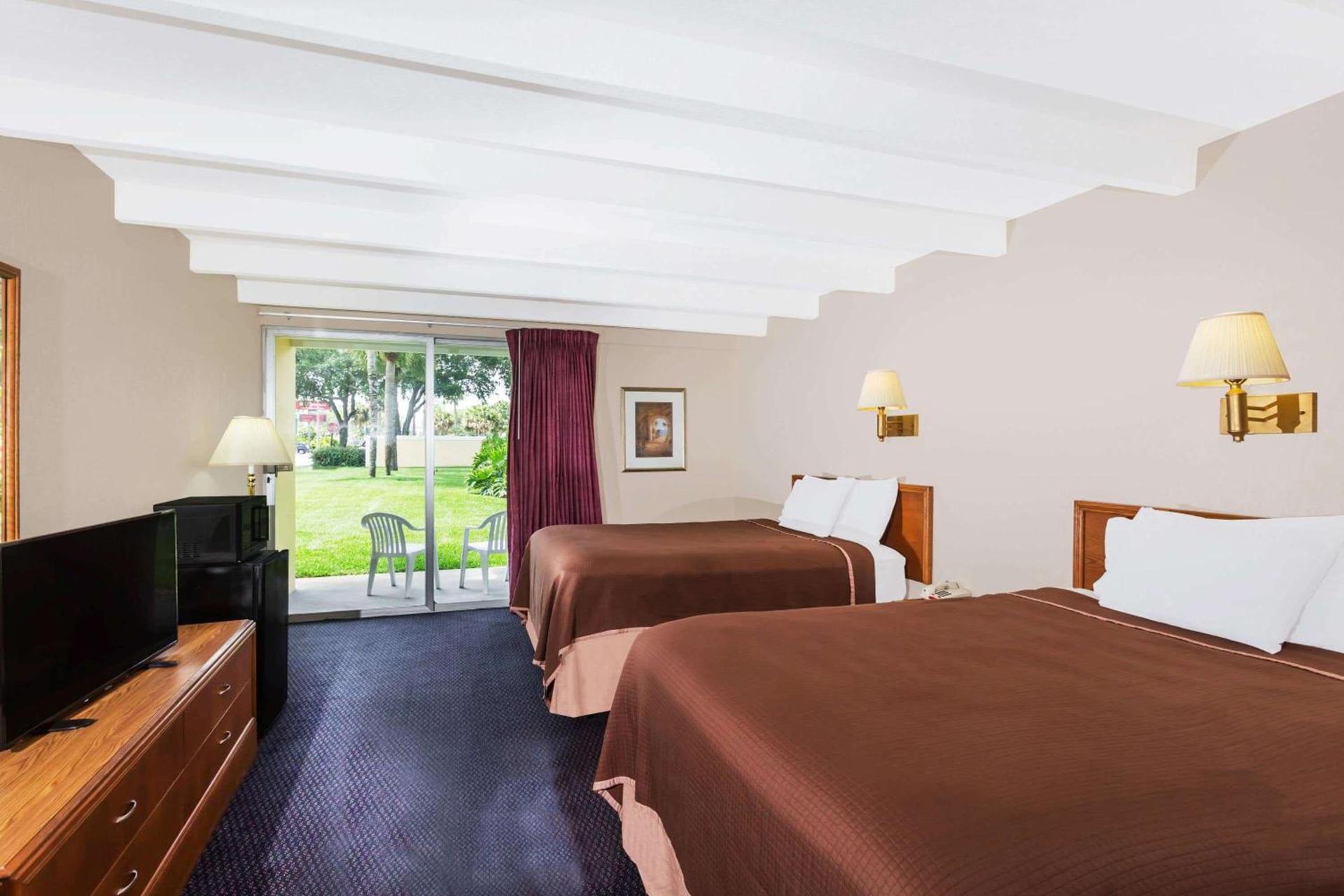 Howard Johnson by Wyndham Vero Beach / Downtown photo 3