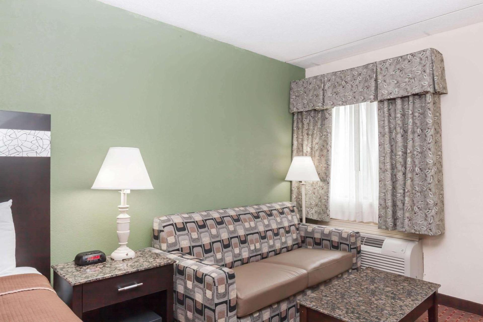Howard Johnson by Wyndham Newark Airport photo 11