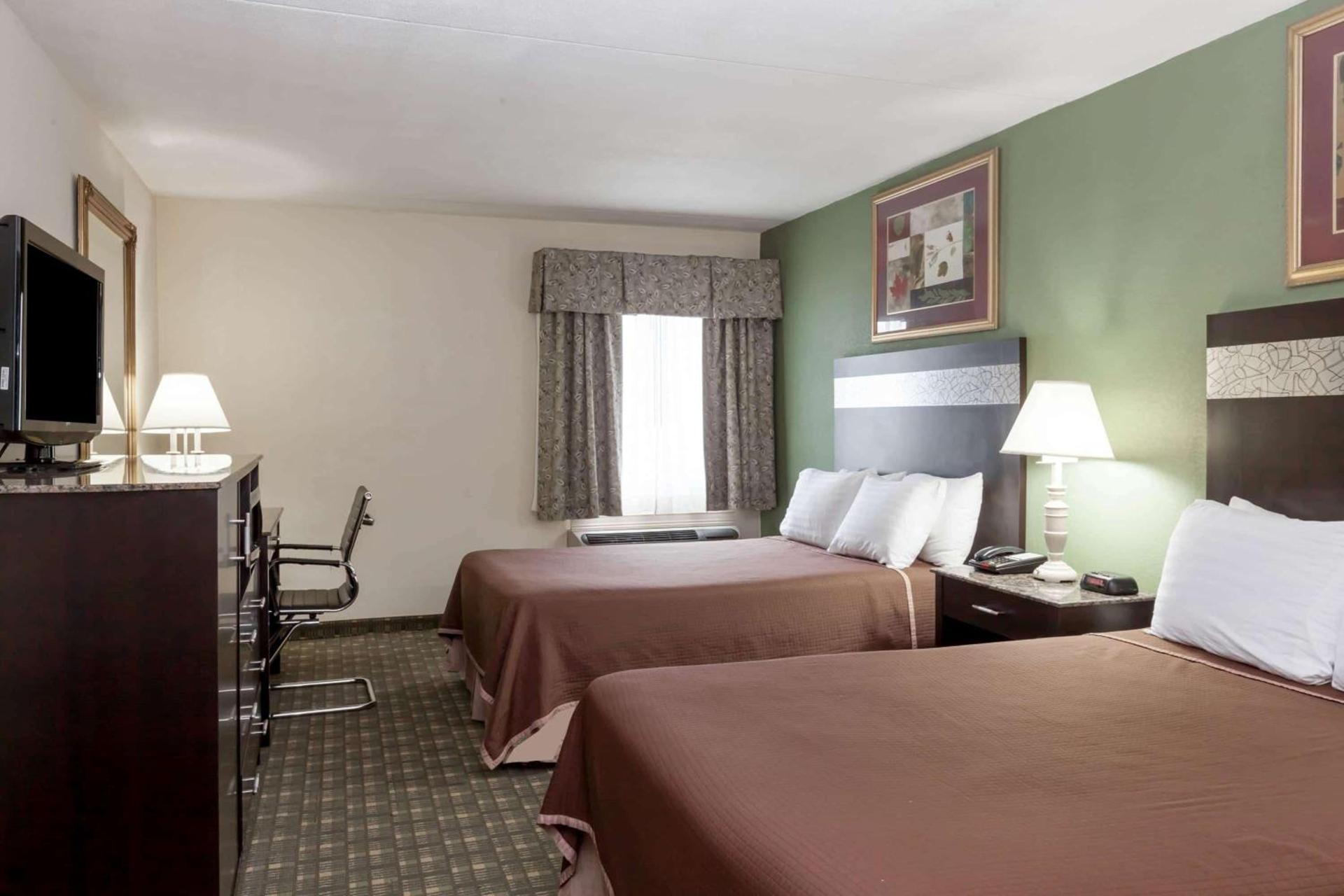 Howard Johnson by Wyndham Newark Airport photo 10