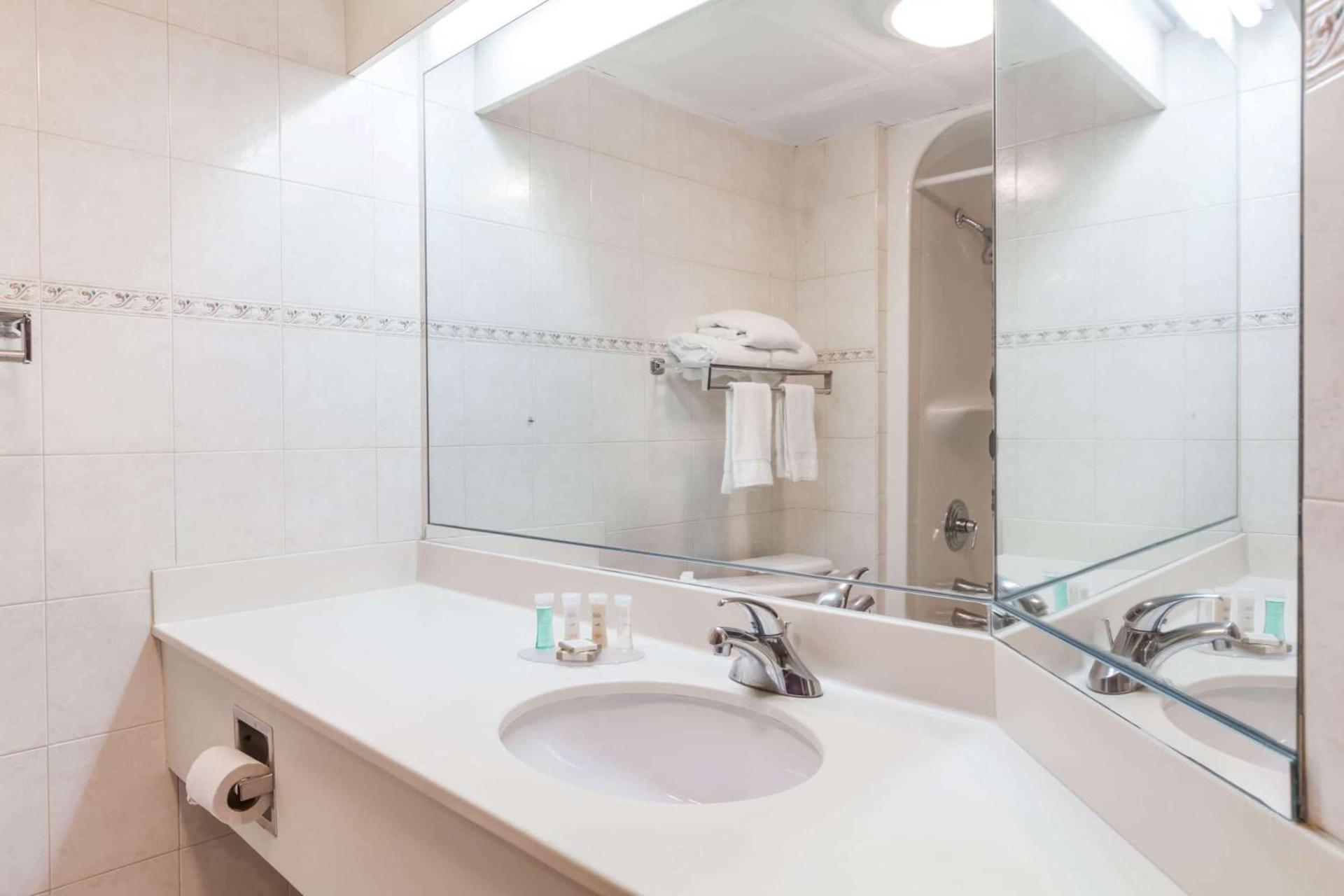 Howard Johnson by Wyndham Newark Airport photo 4