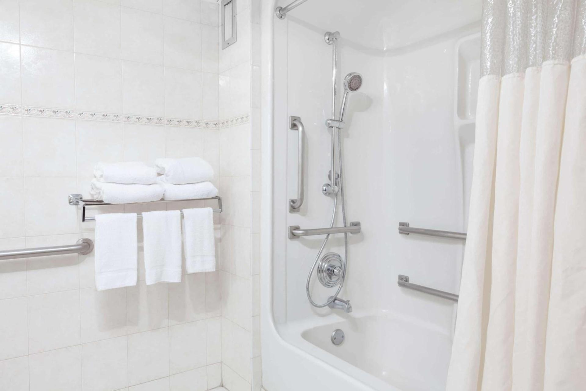 Howard Johnson by Wyndham Newark Airport photo 12