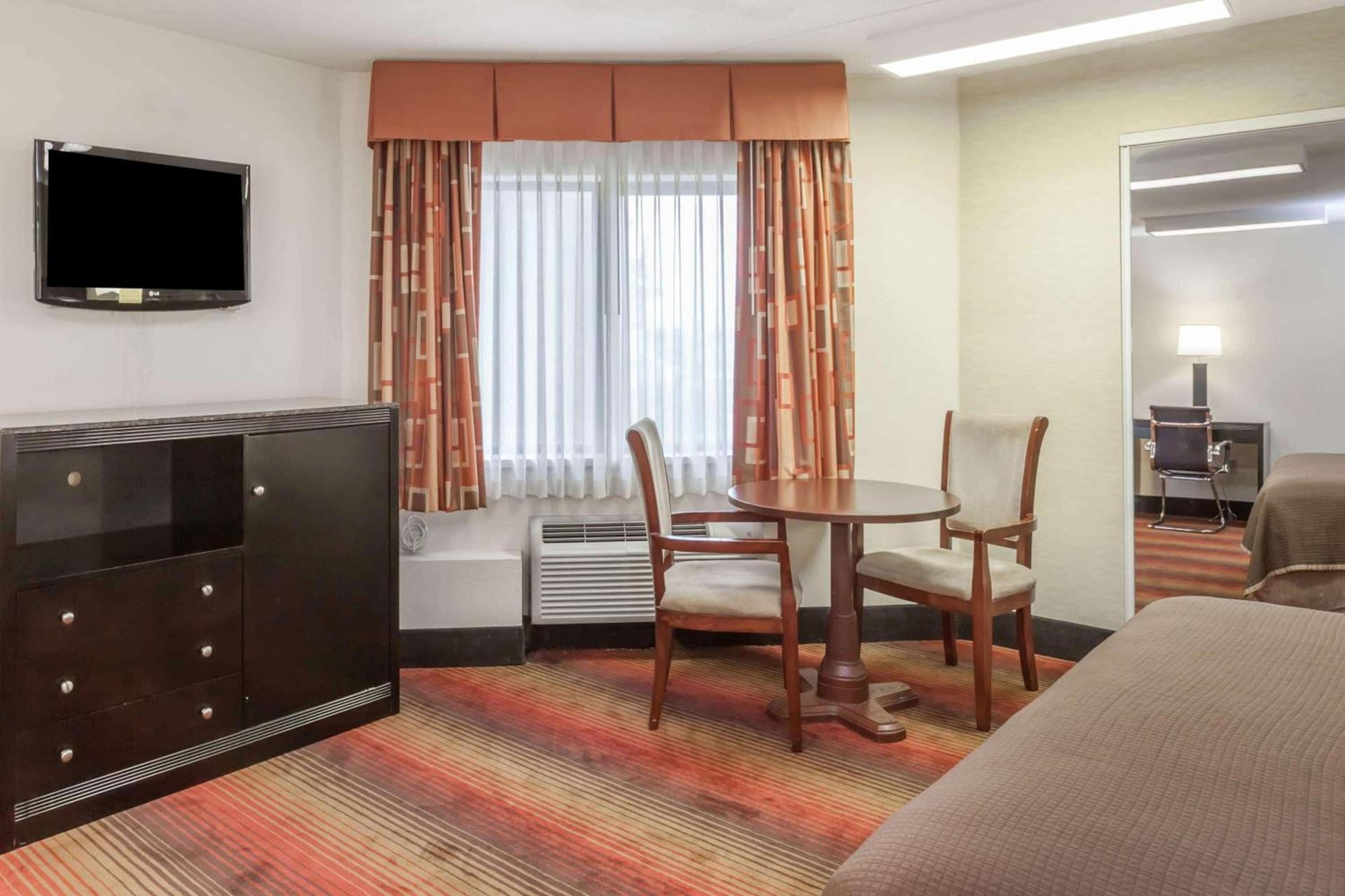 Howard Johnson by Wyndham Newark Airport photo 8