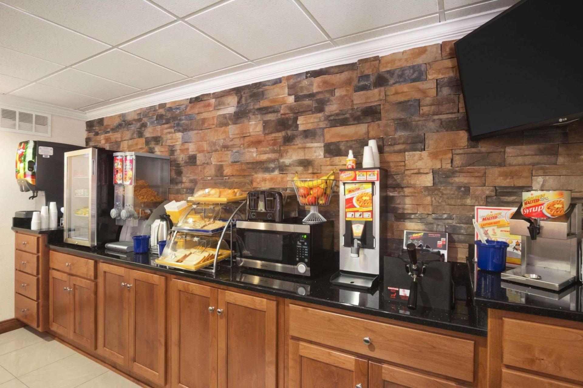 Days Inn & Suites by Wyndham Commerce photo 20
