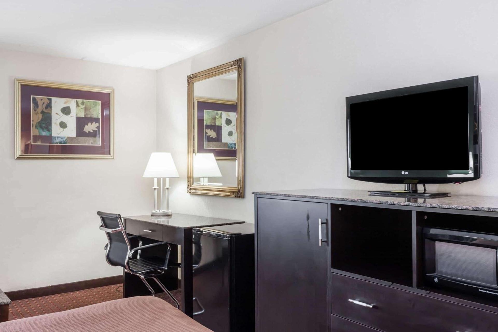 Howard Johnson by Wyndham Newark Airport photo 9