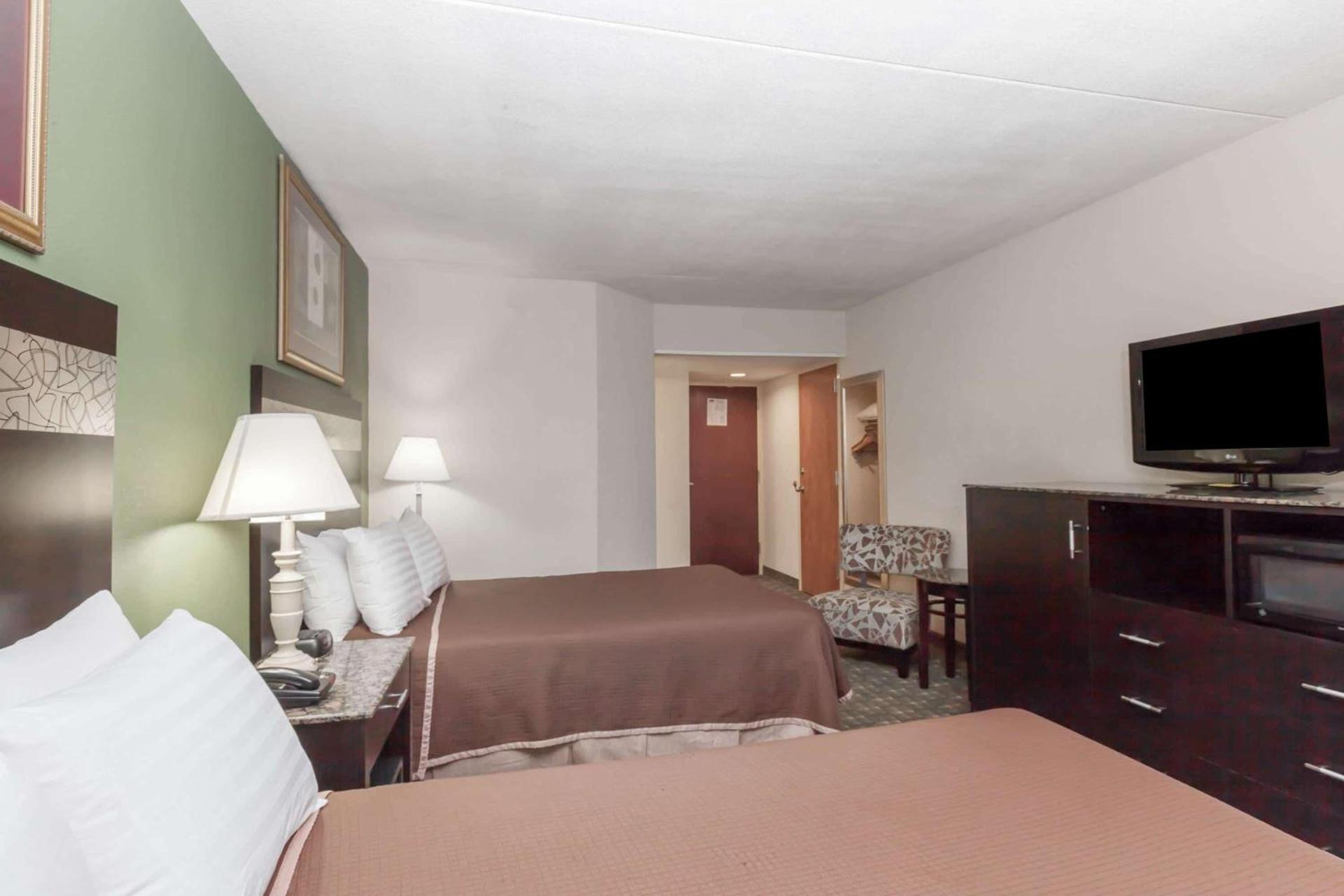 Howard Johnson by Wyndham Newark Airport photo 3