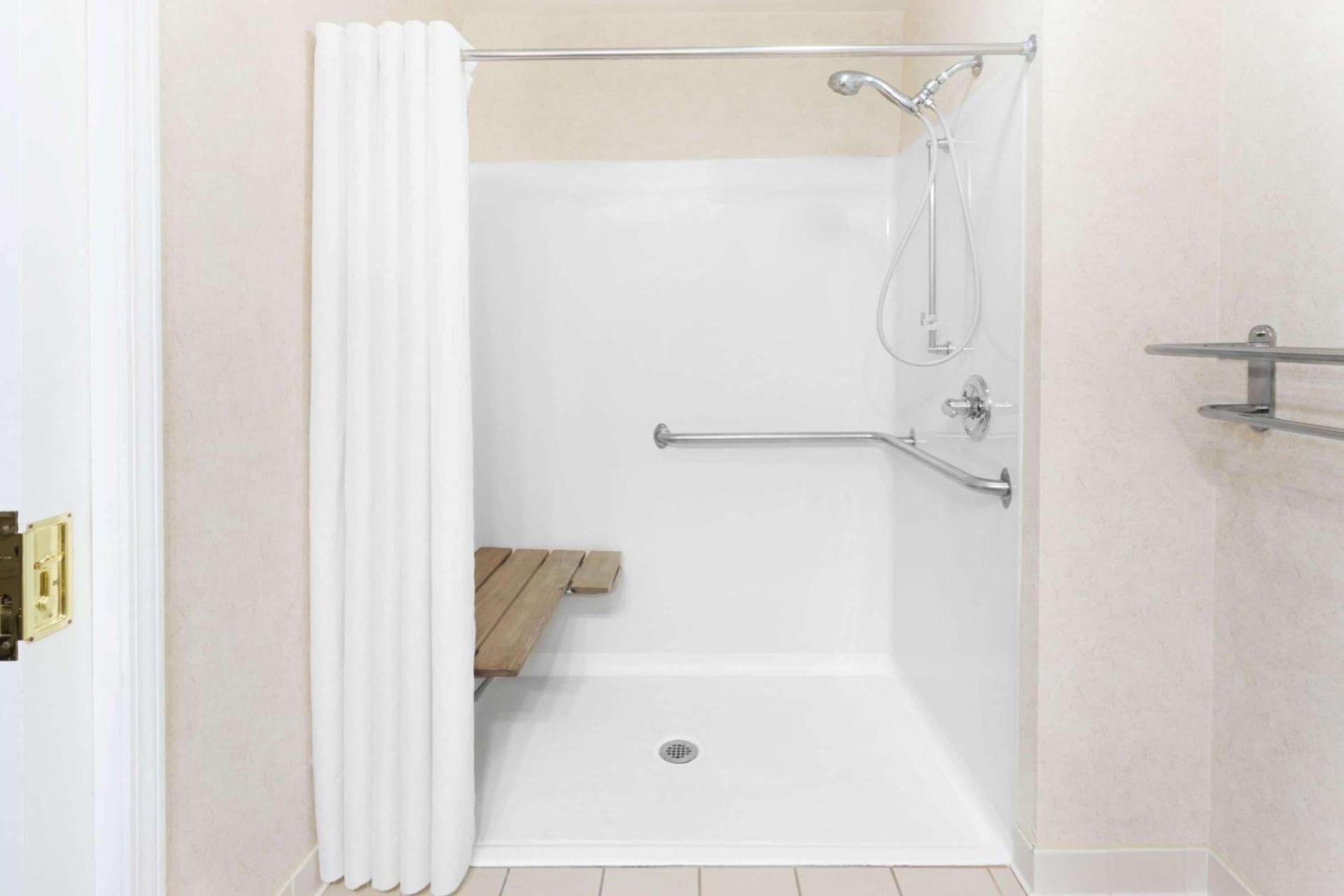 Wingate by Wyndham Joliet photo 14