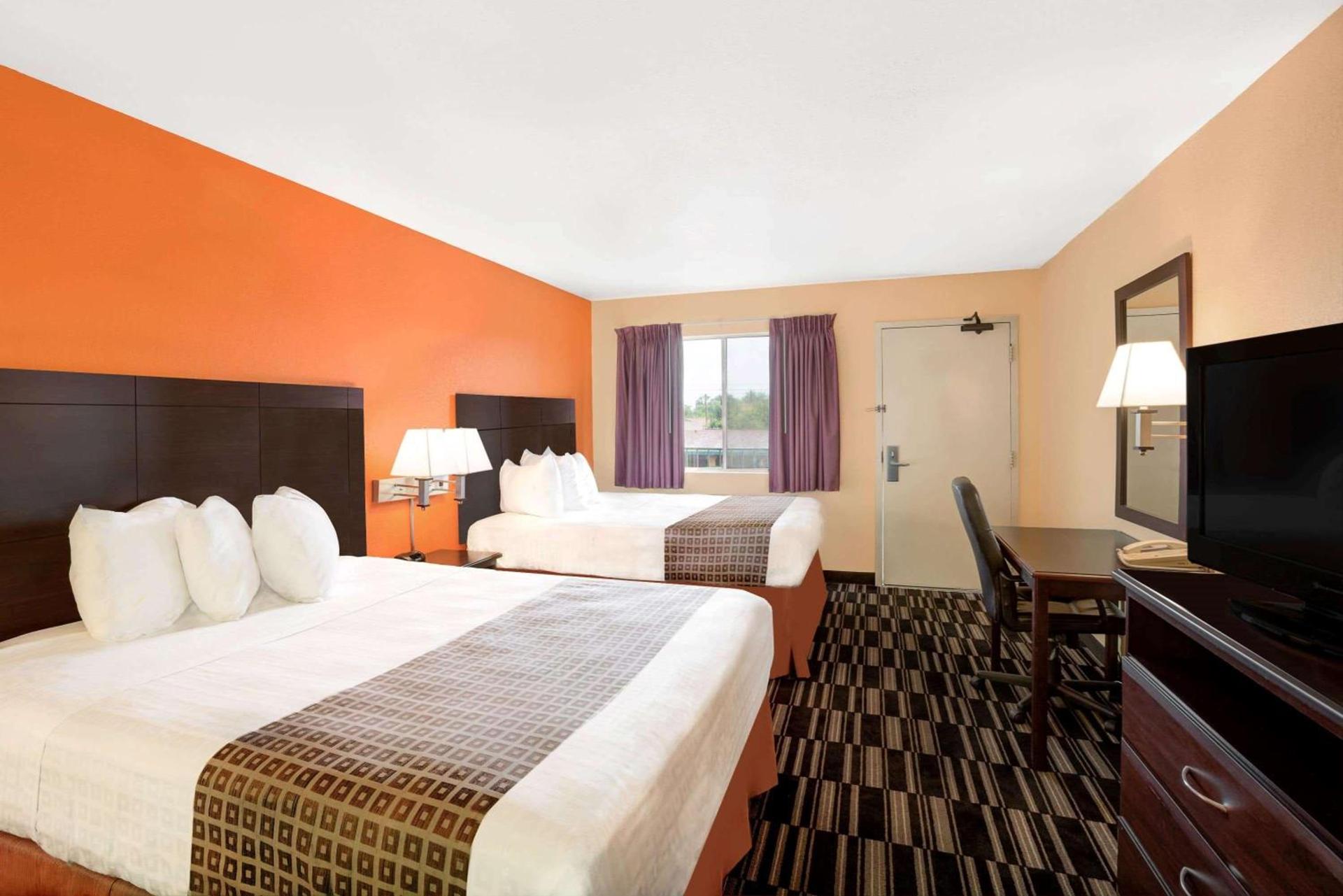 Howard Johnson by Wyndham Modesto Ceres photo 35
