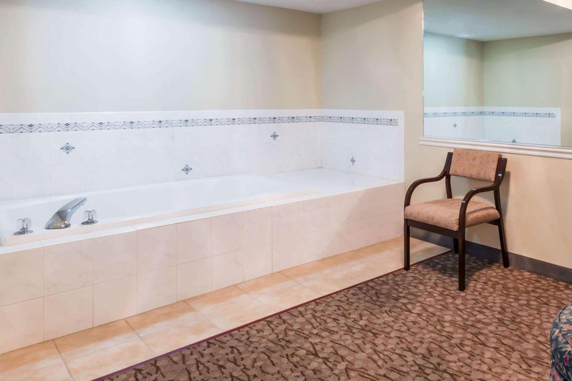 Wingate by Wyndham Joliet photo 11