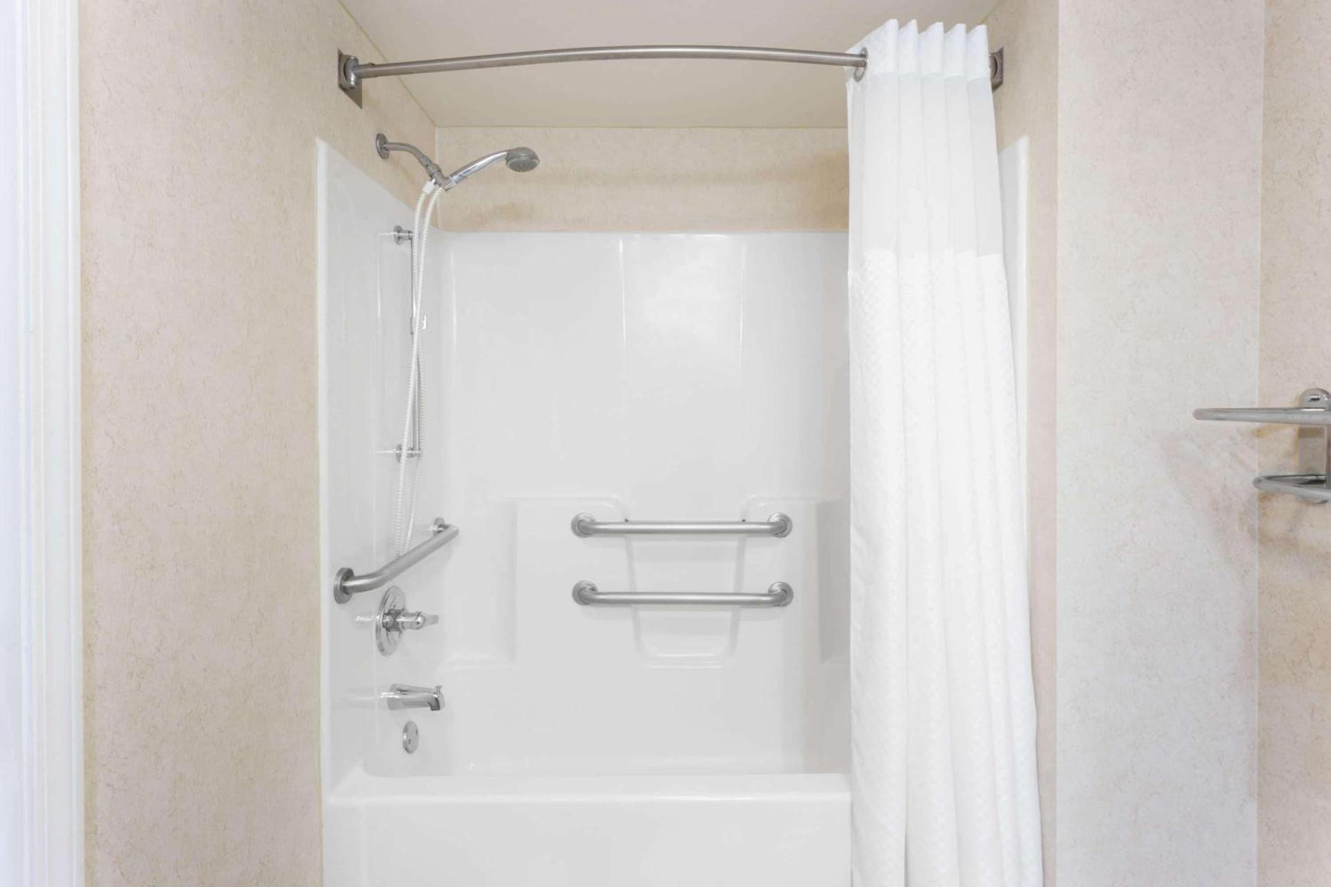 Wingate by Wyndham Joliet photo 9