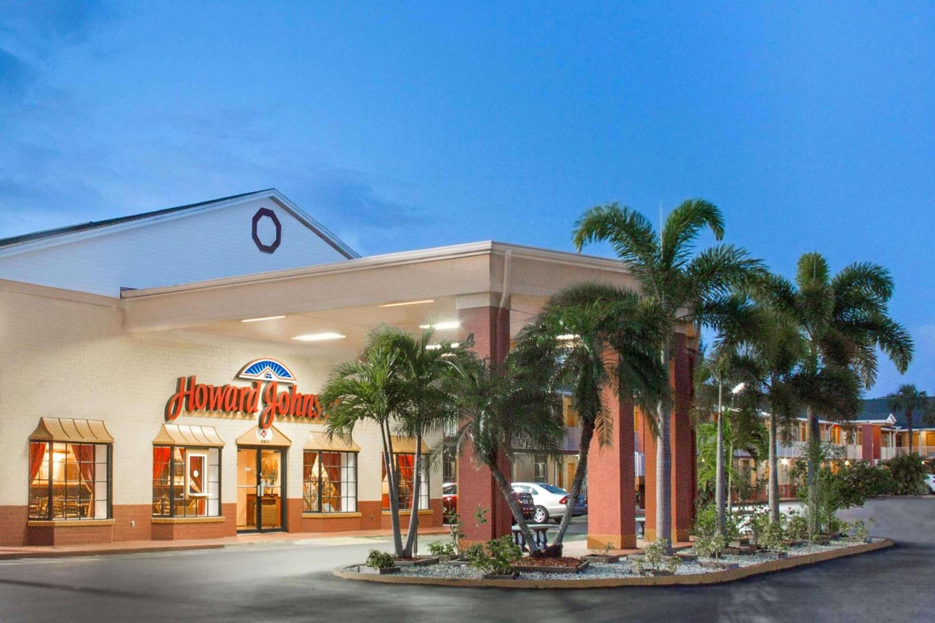 Howard Johnson by Wyndham Ft. Myers FL photo 1