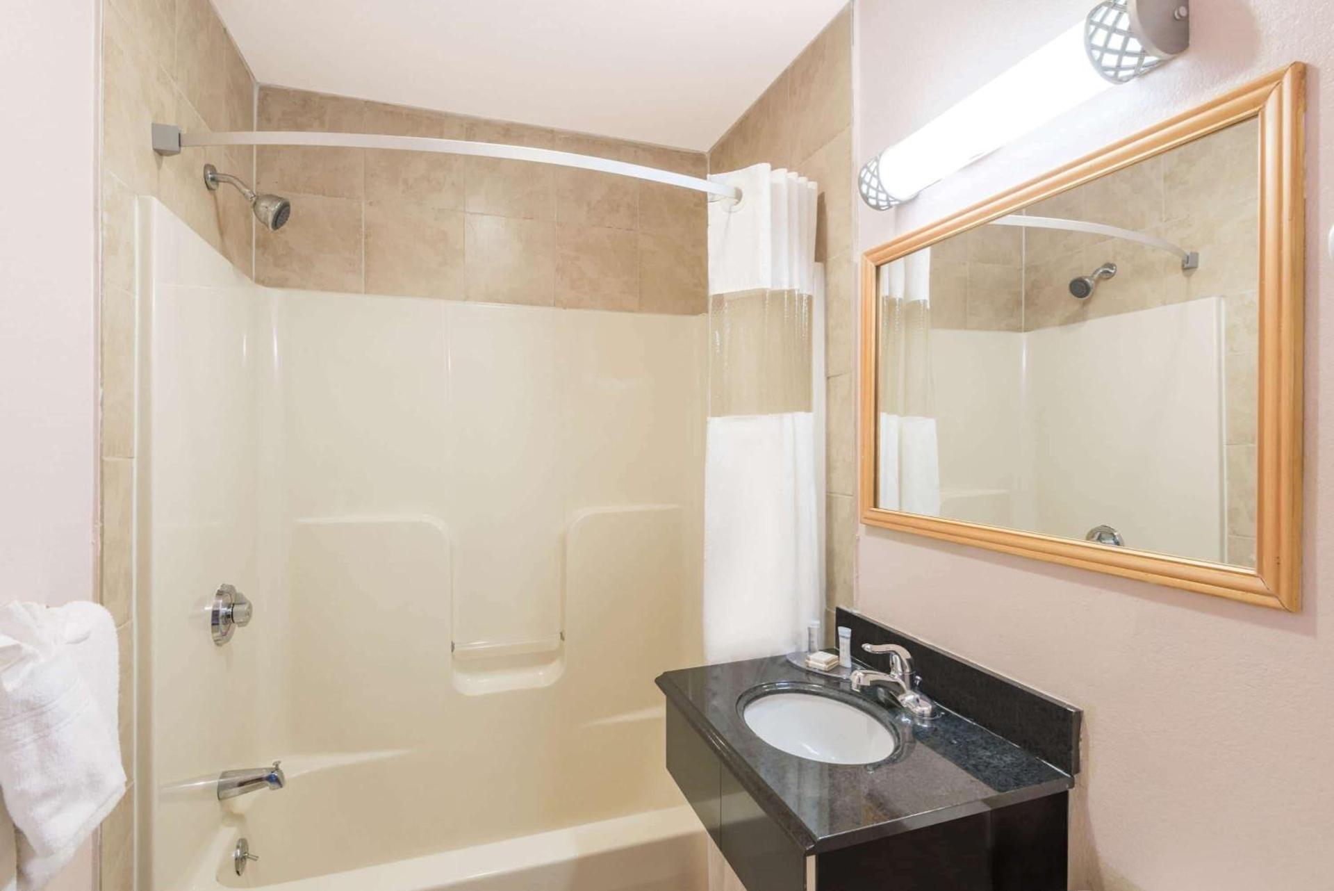 Howard Johnson by Wyndham Springfield photo 5