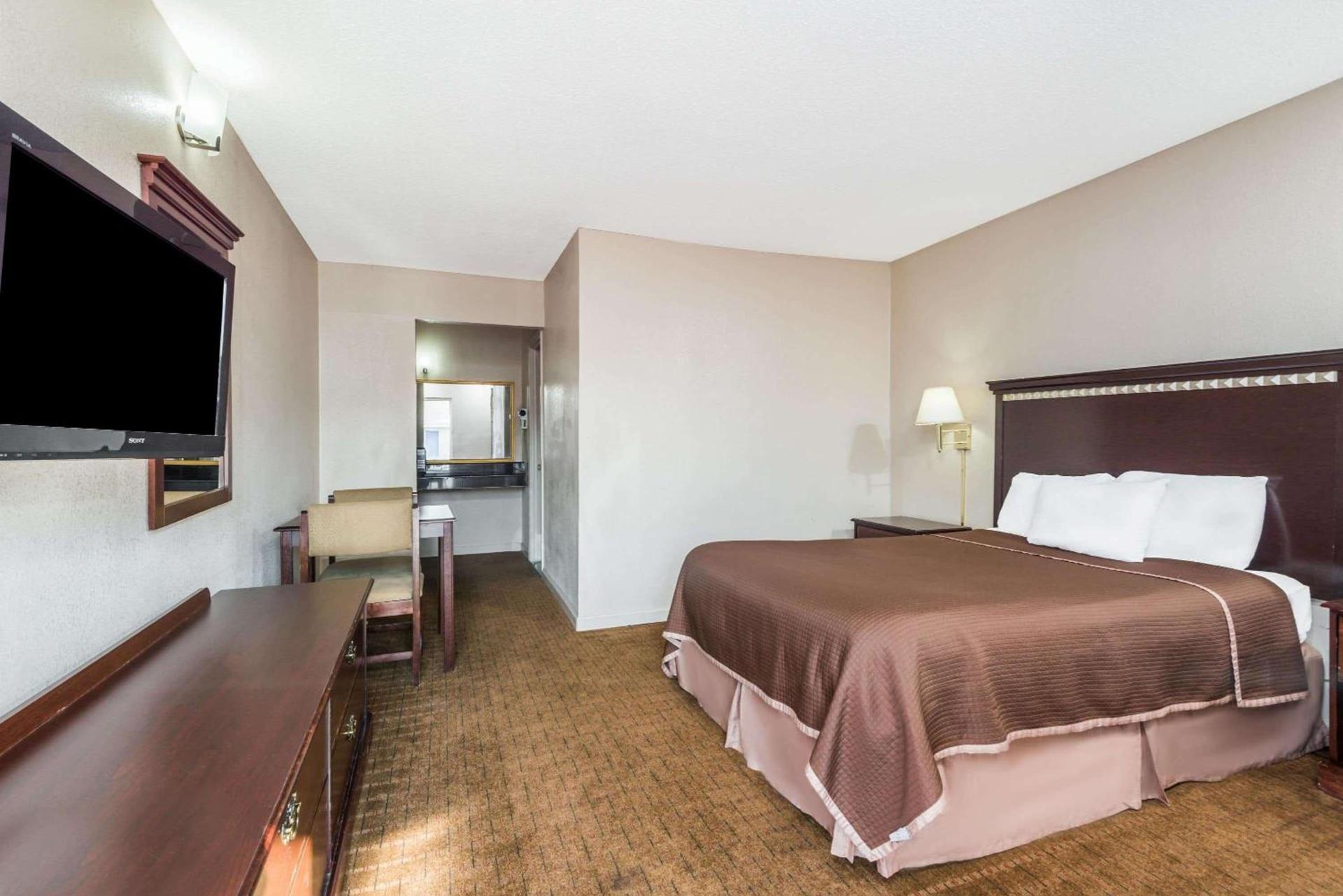 Howard Johnson by Wyndham Springfield photo 8