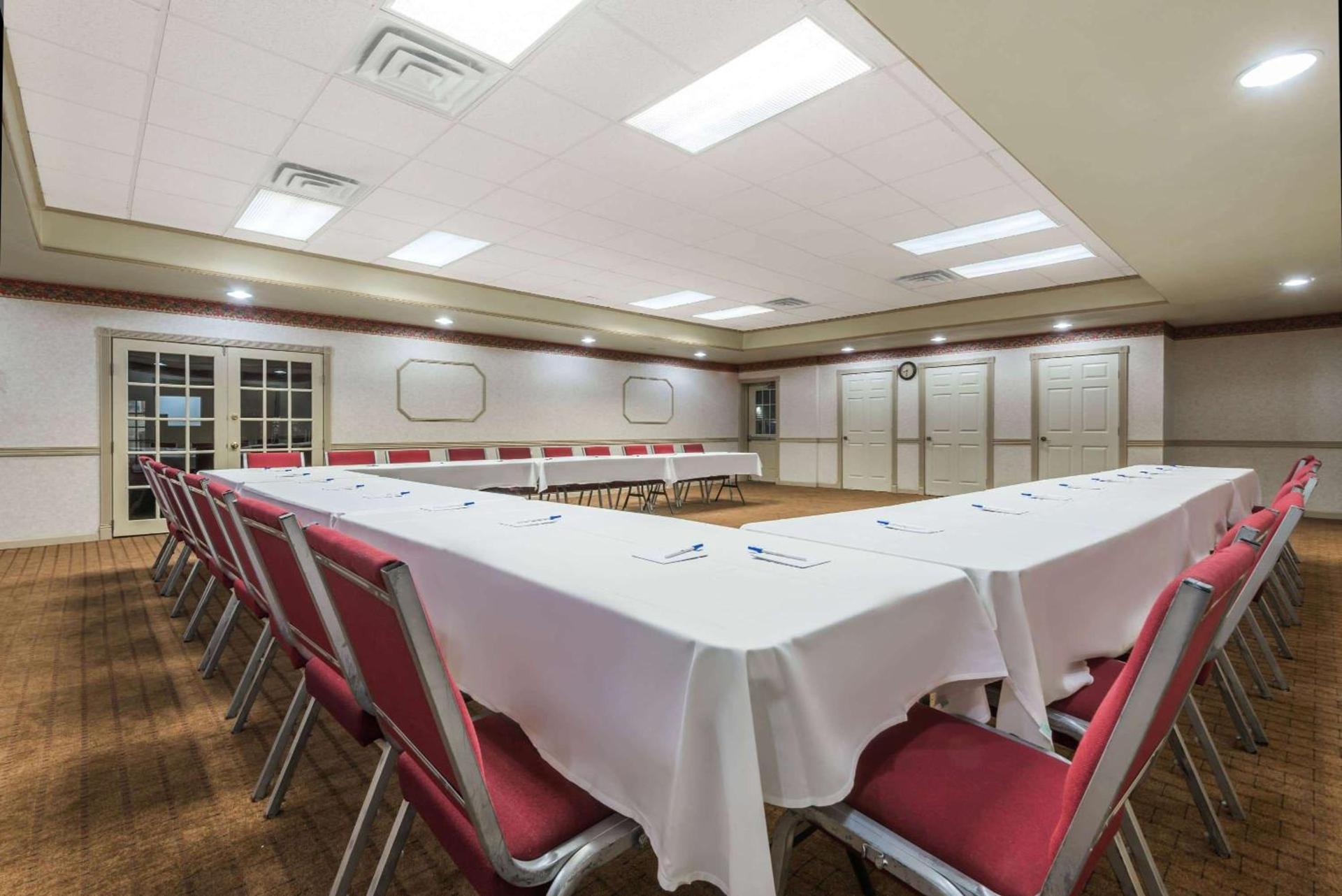 Howard Johnson by Wyndham Springfield photo 13