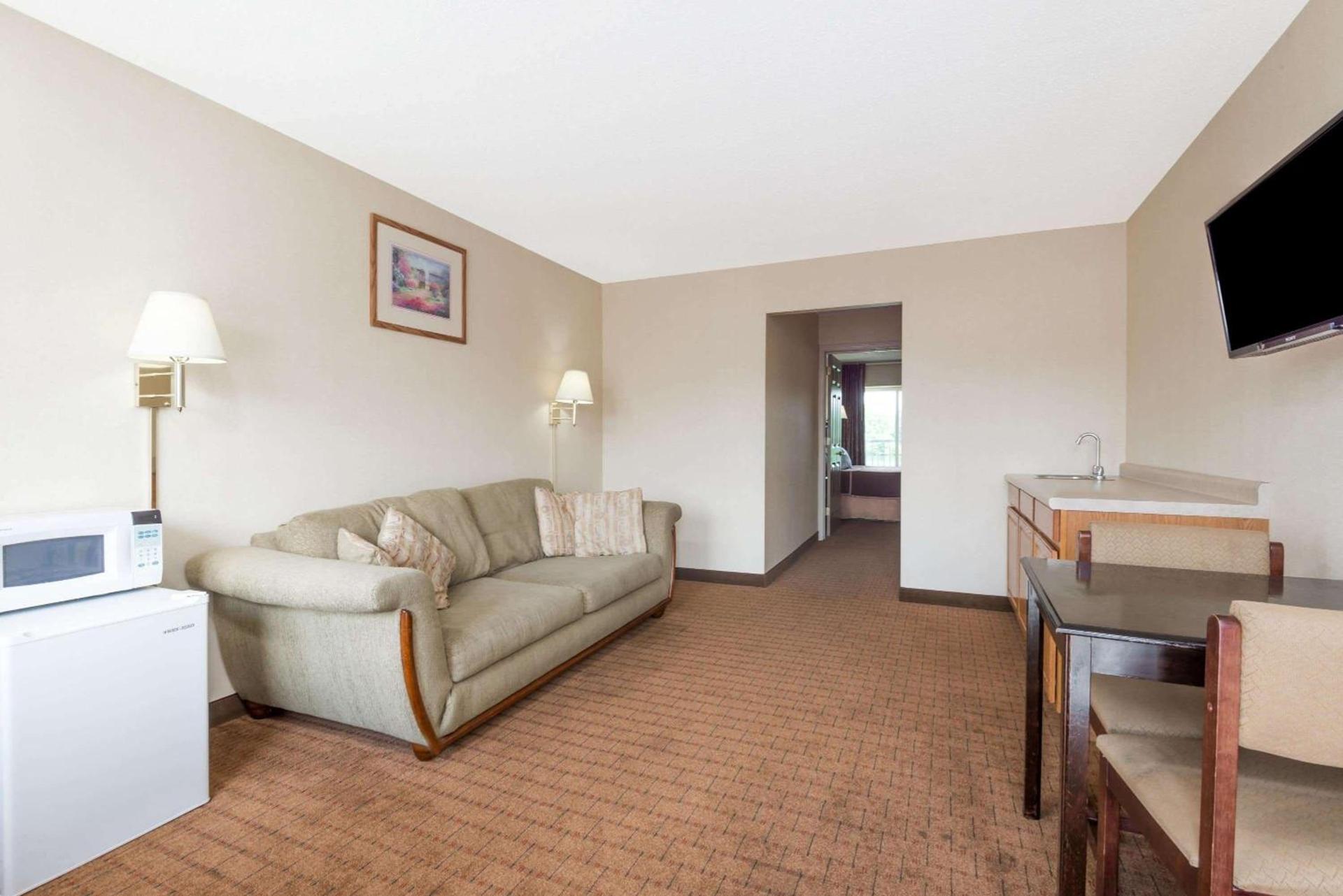 Howard Johnson by Wyndham Springfield photo 12