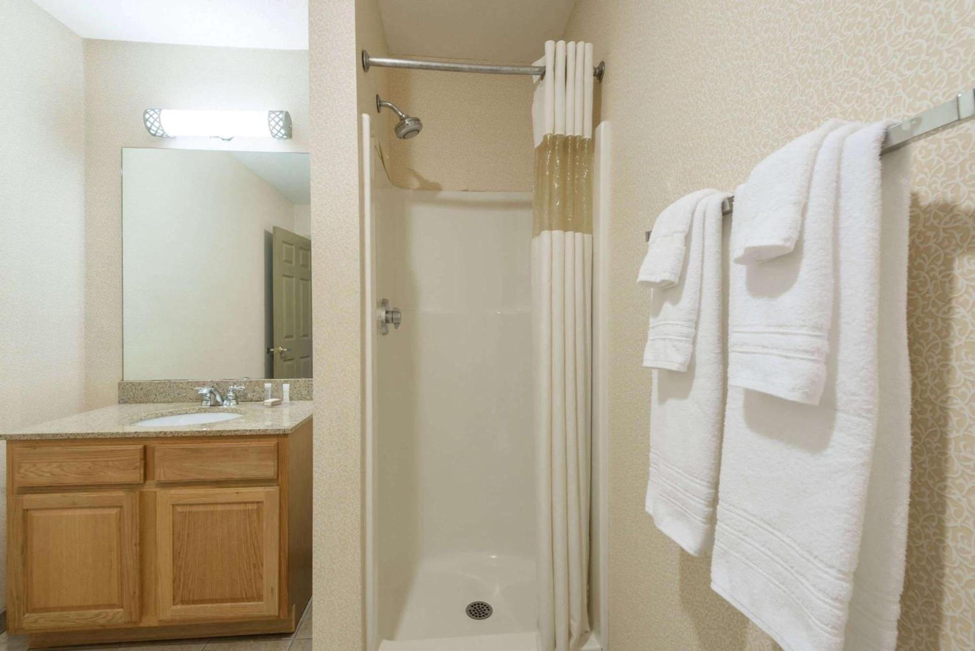 Howard Johnson by Wyndham Springfield photo 6