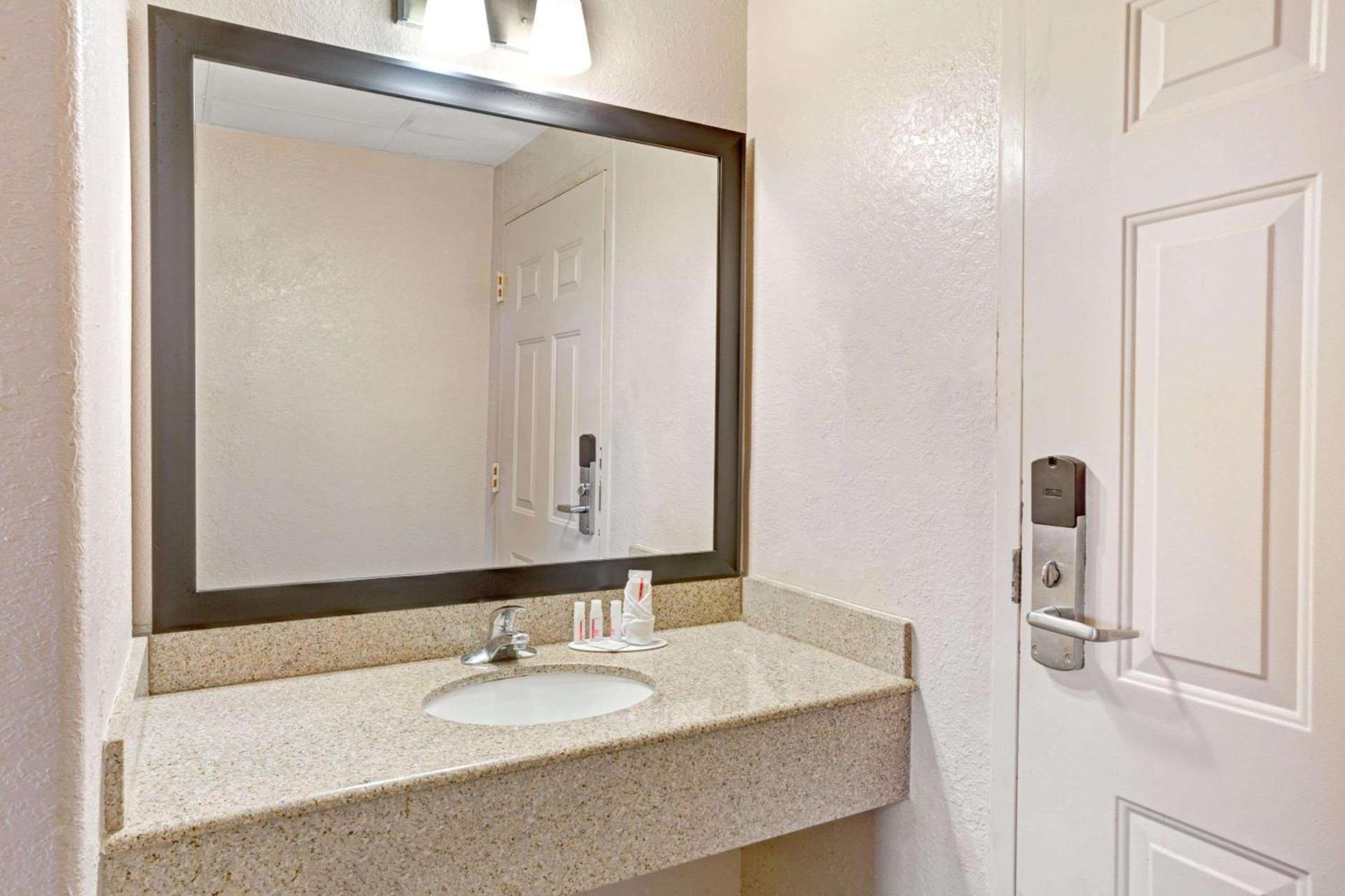 Howard Johnson by Wyndham Galveston photo 2