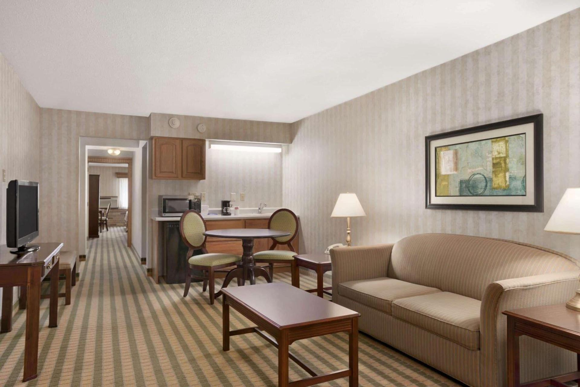 Ramada by Wyndham Saginaw Hotel & Suites photo 16