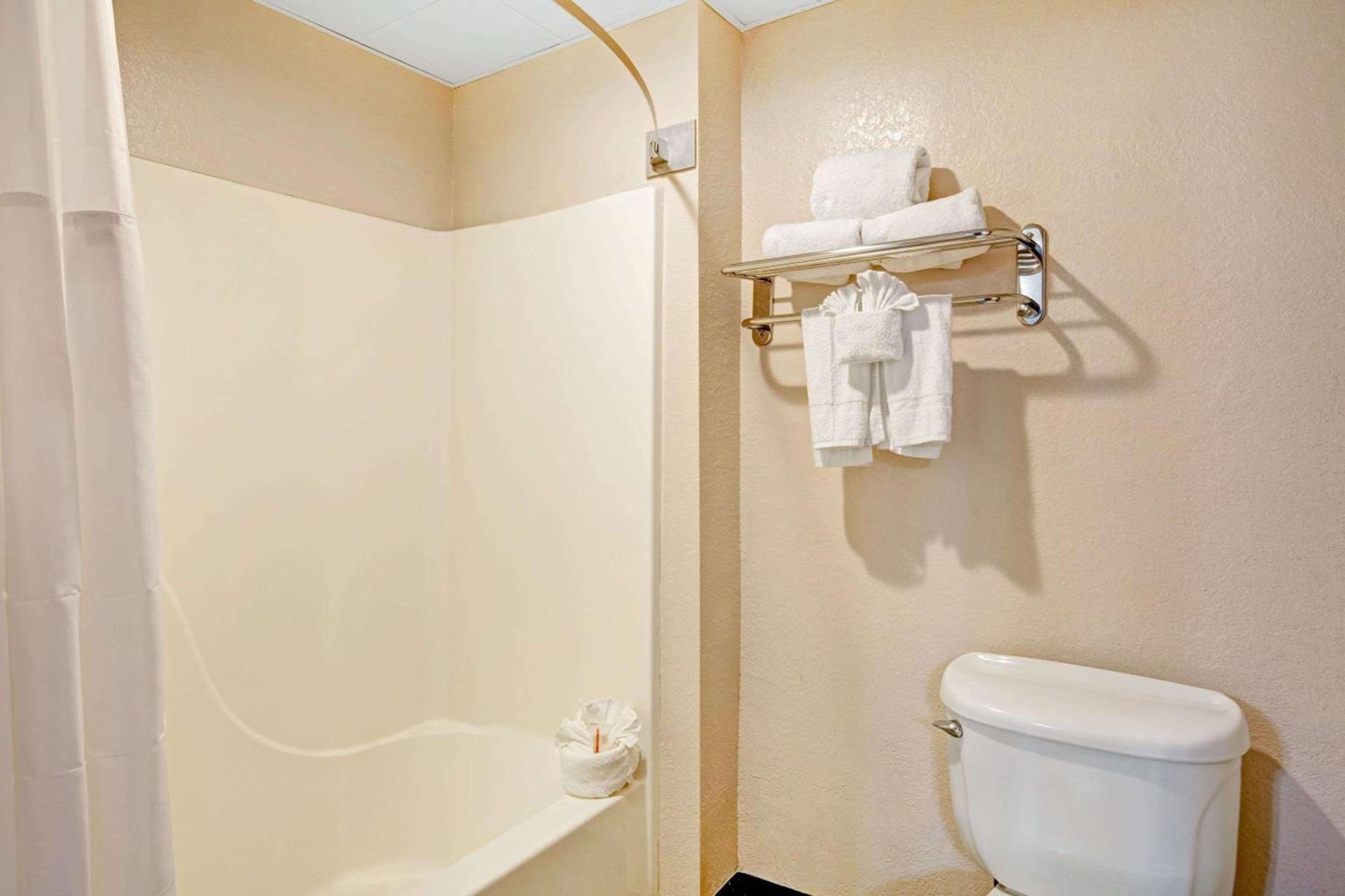 Howard Johnson by Wyndham Galveston photo 3