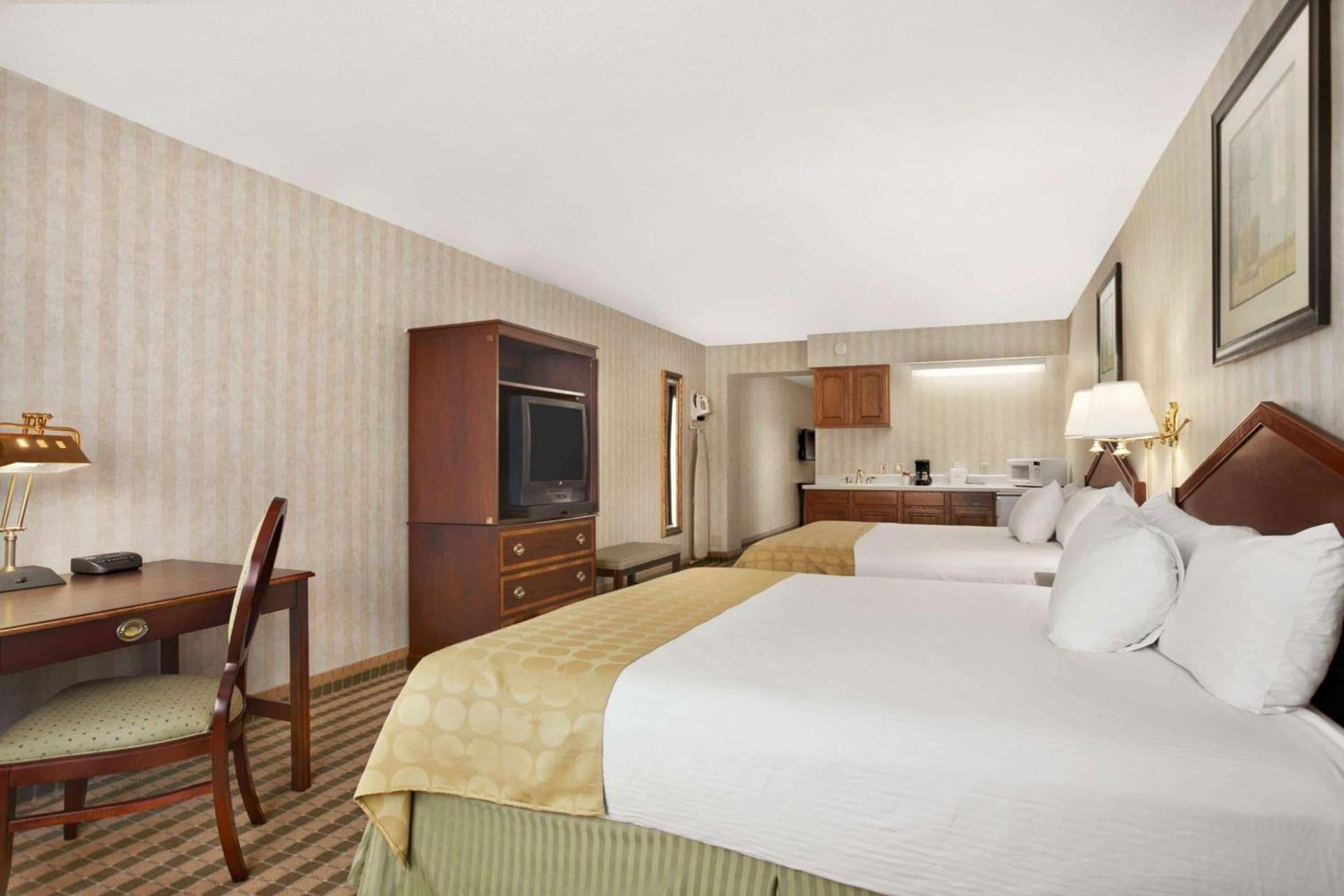 Ramada by Wyndham Saginaw Hotel & Suites photo 12