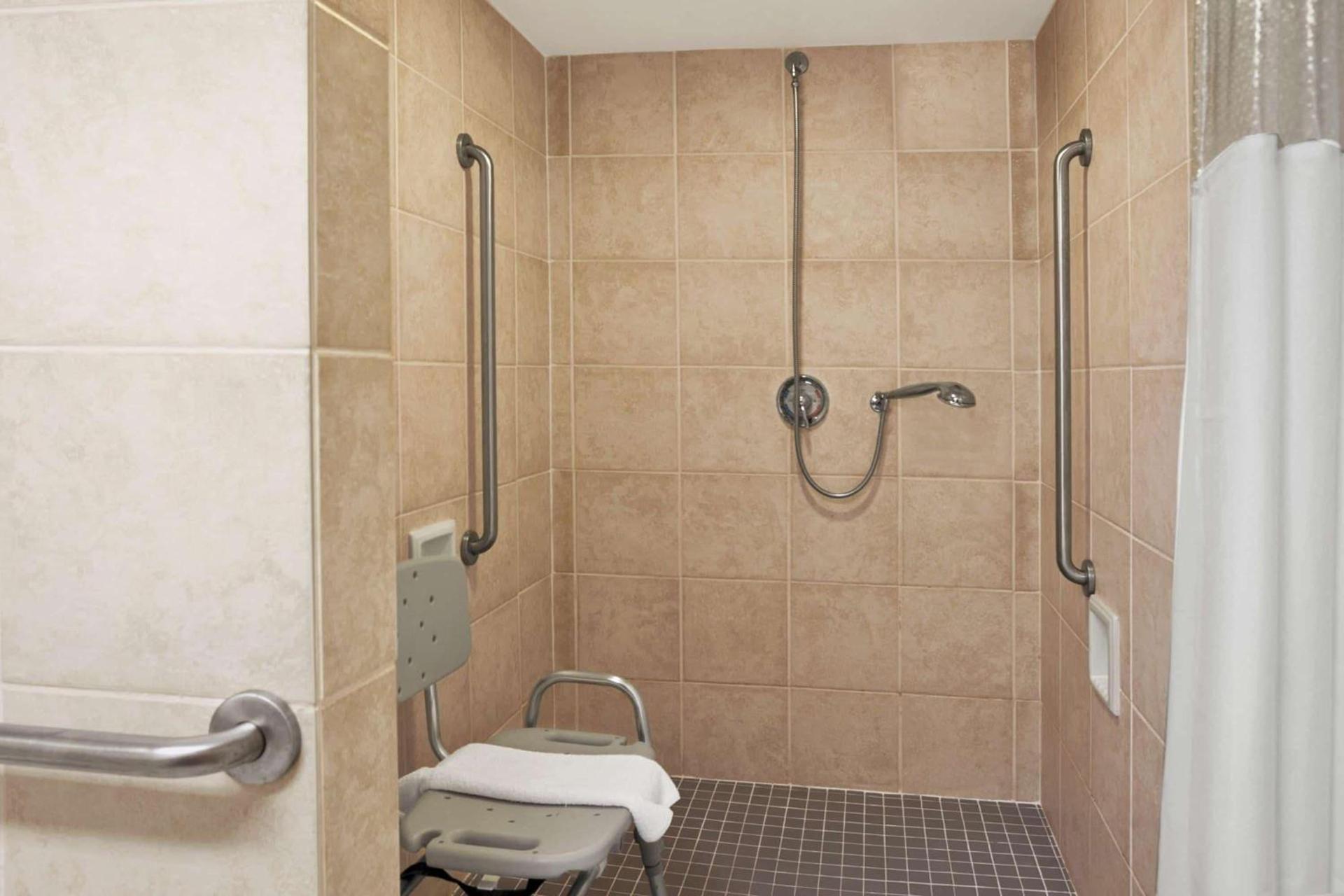 Ramada by Wyndham Saginaw Hotel & Suites photo 15