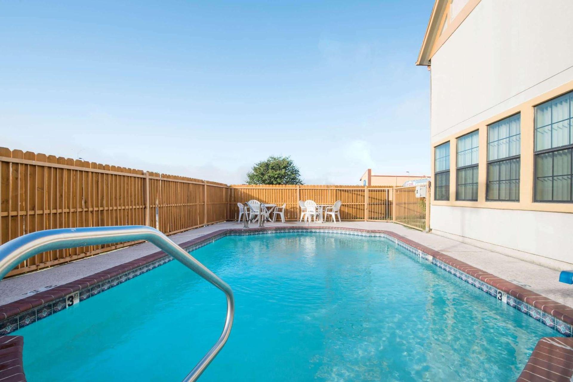 Howard Johnson by Wyndham San Marcos photo 11