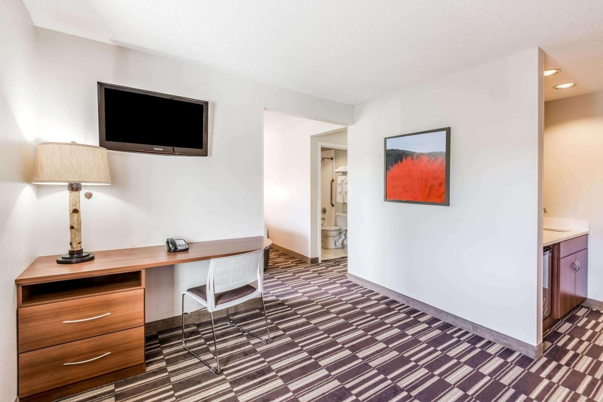 Microtel By Wyndham Victor photo 12