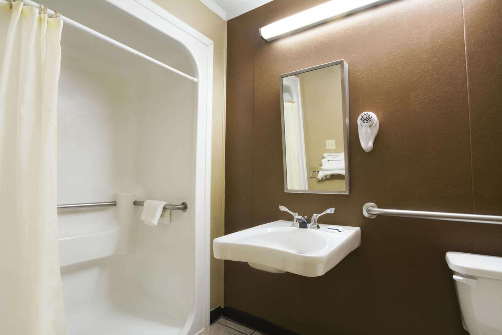 Microtel Inn & Suites by Wyndham Columbia Fort Jackson N photo 19
