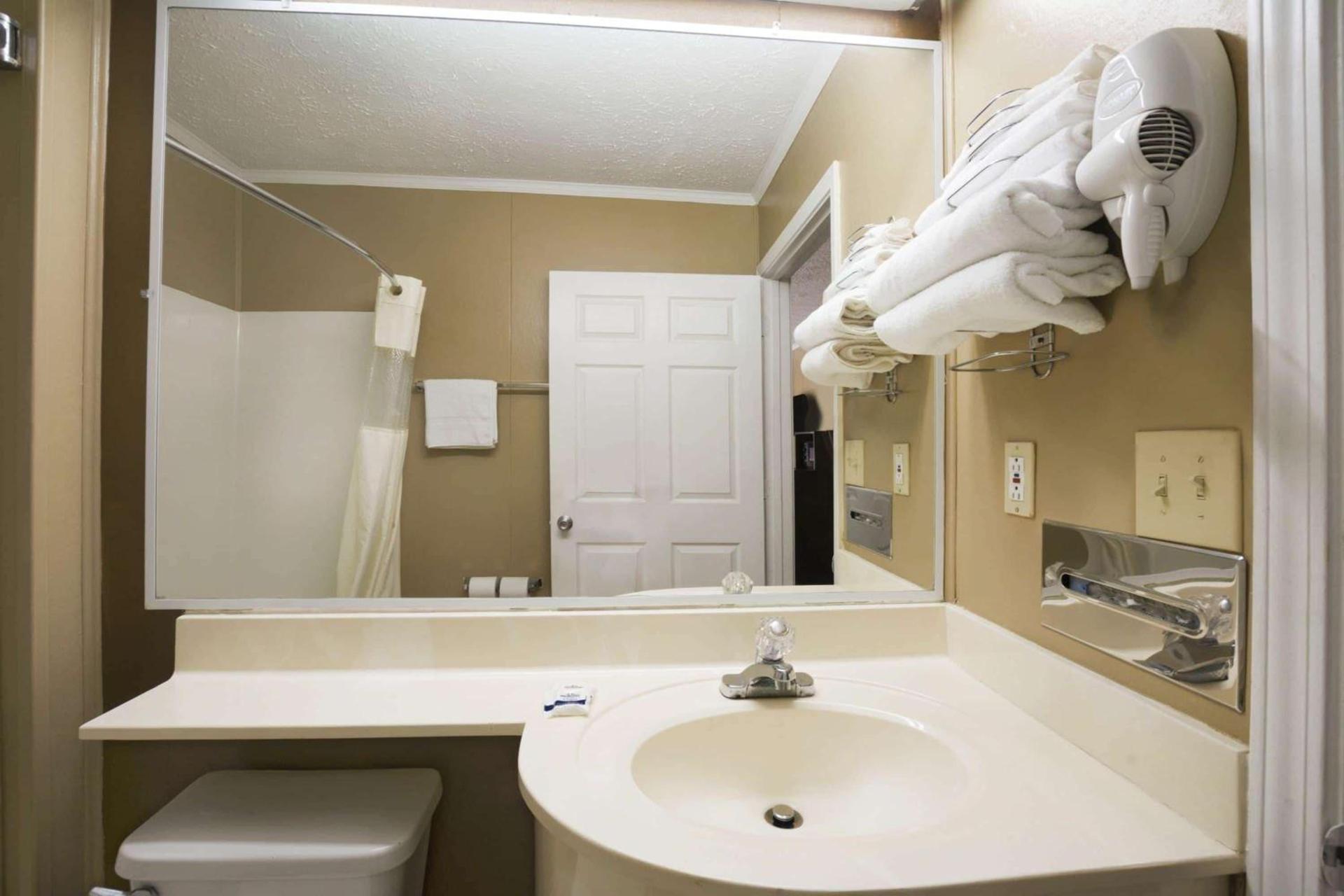 Microtel Inn & Suites by Wyndham Columbia Fort Jackson N photo 28
