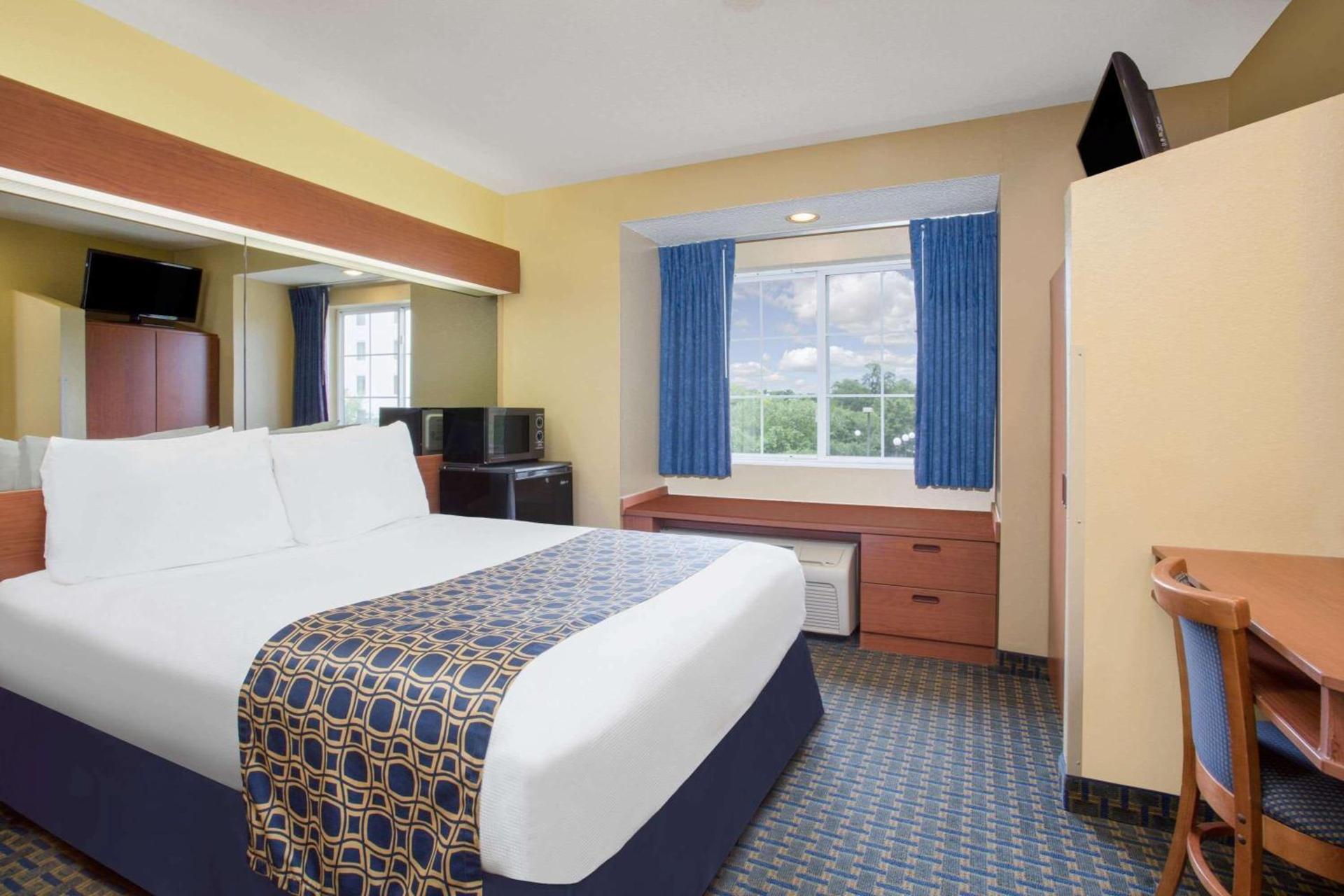 Microtel Inn & Suites Leesburg photo 8