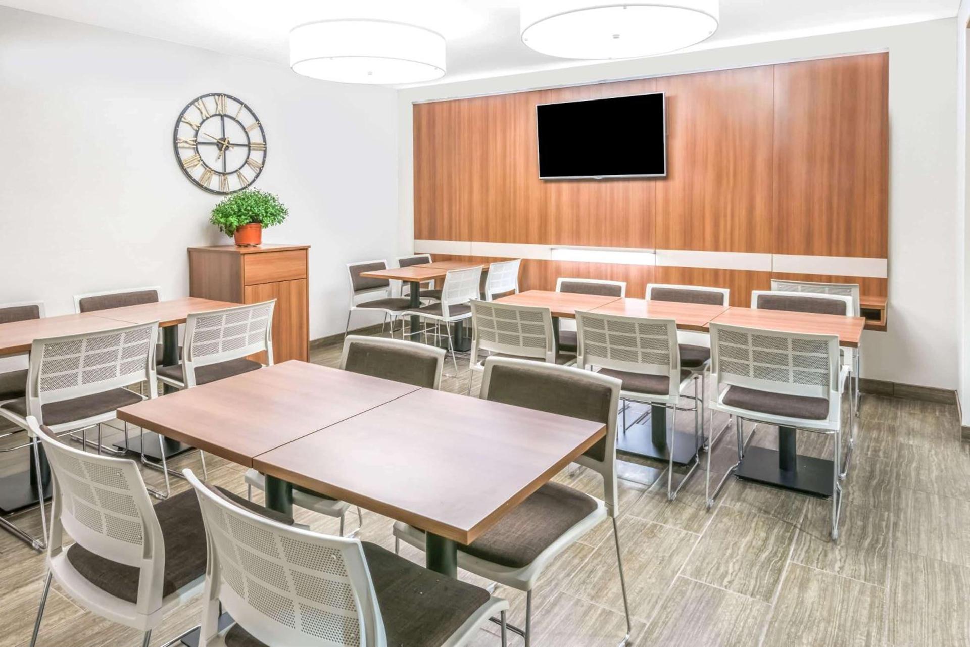 Microtel By Wyndham Victor photo 4