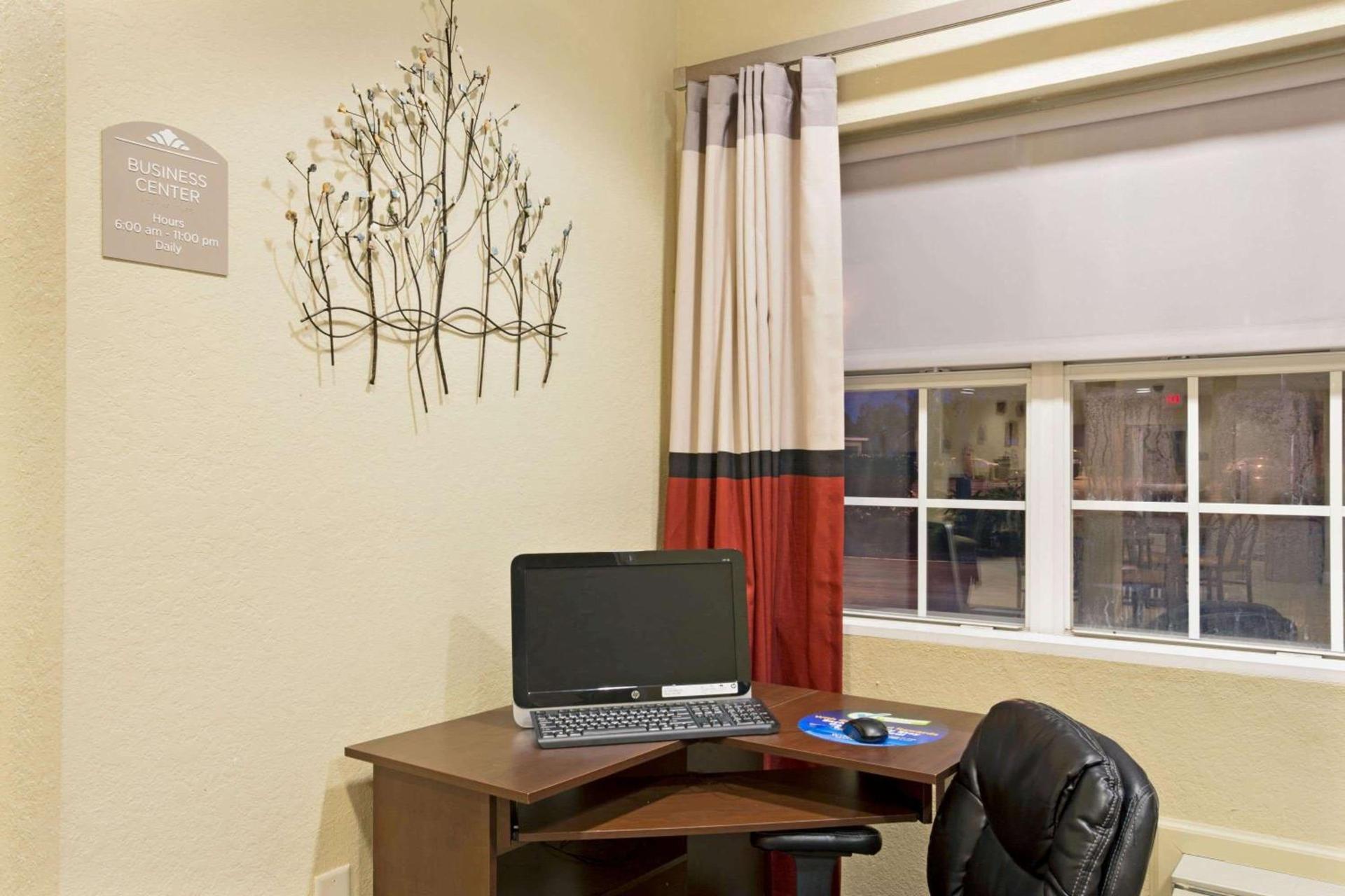 Microtel Inn & Suites by Wyndham Bushnell photo 8