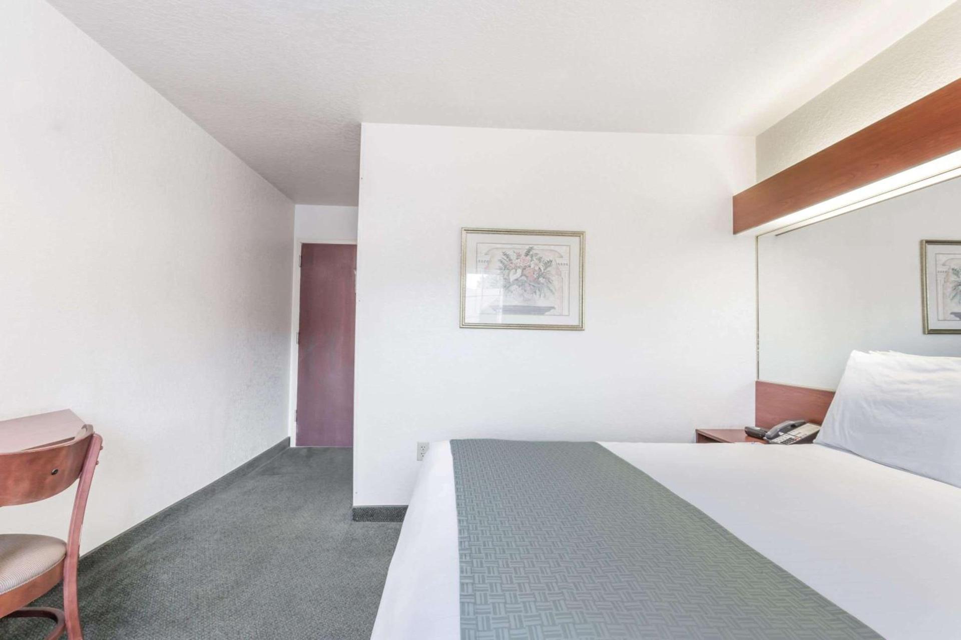 Microtel Inn & Suites Marianna photo 6