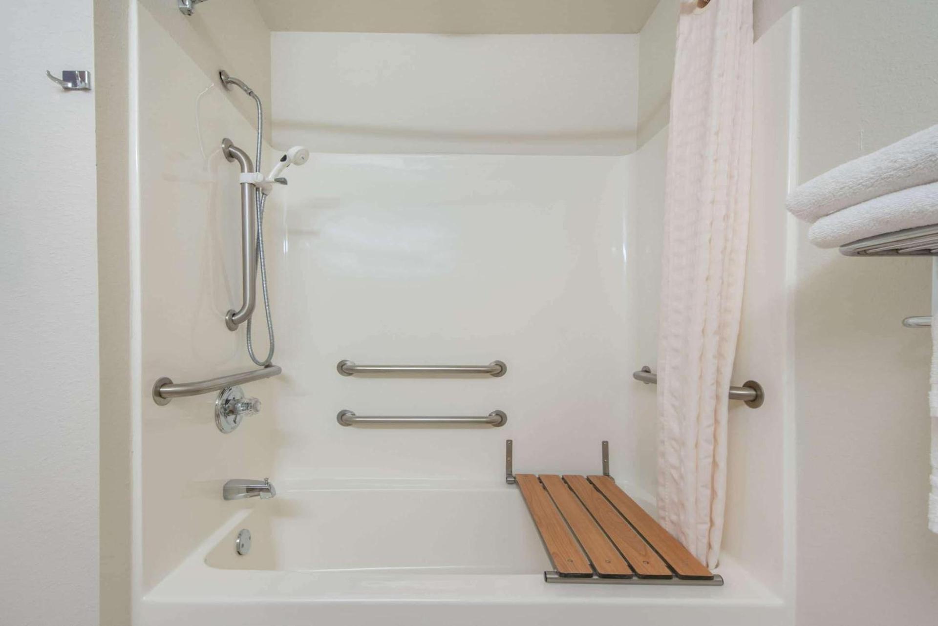 Microtel Inn & Suites by Wyndham Altus photo 2
