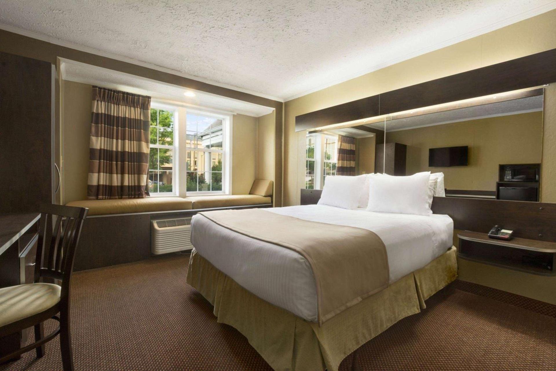 Microtel Inn & Suites by Wyndham Columbia Fort Jackson N photo 26